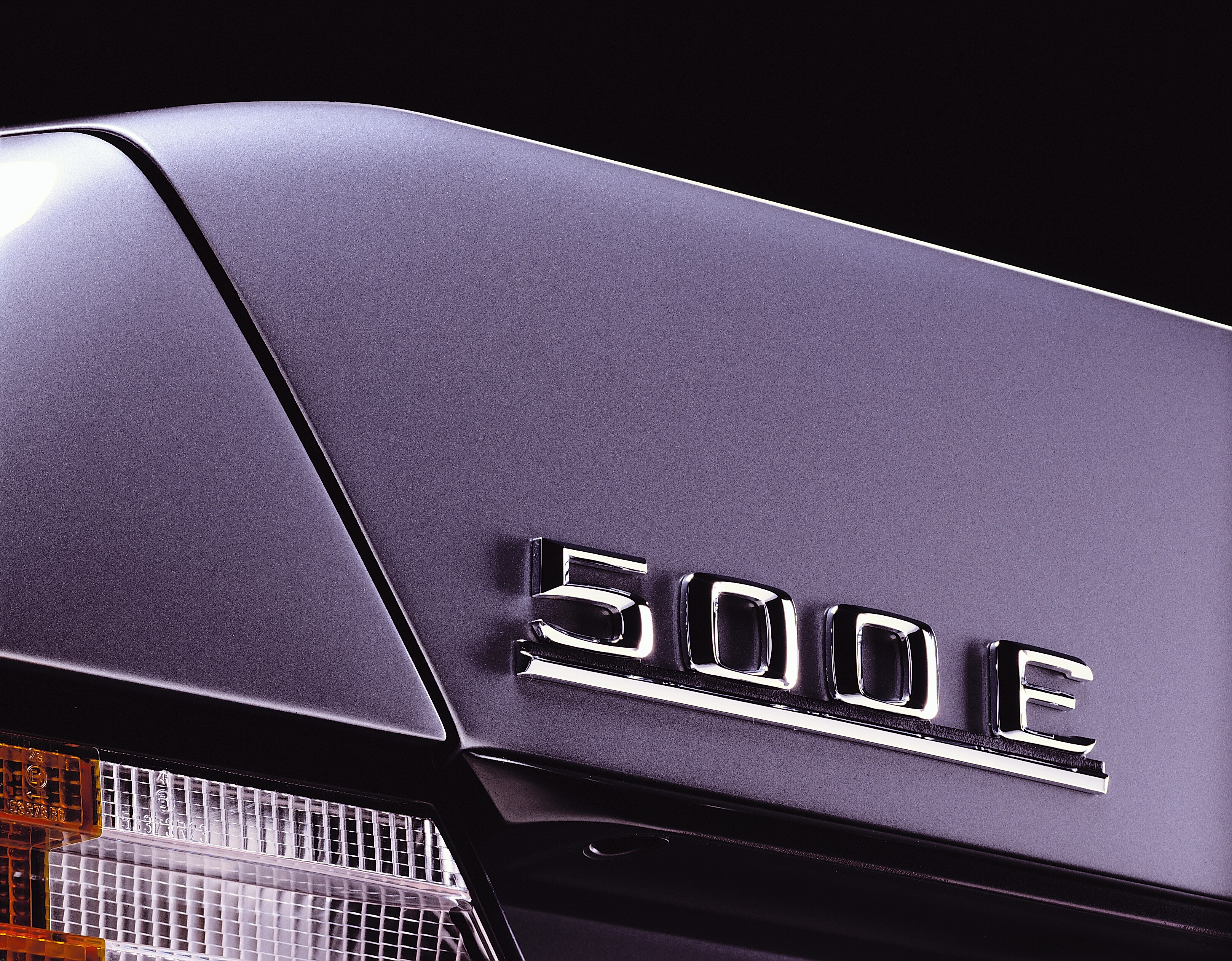 Foto de divulgação de 1990 da inscrição 500 E na tampa traseira do Mercedes-Benz