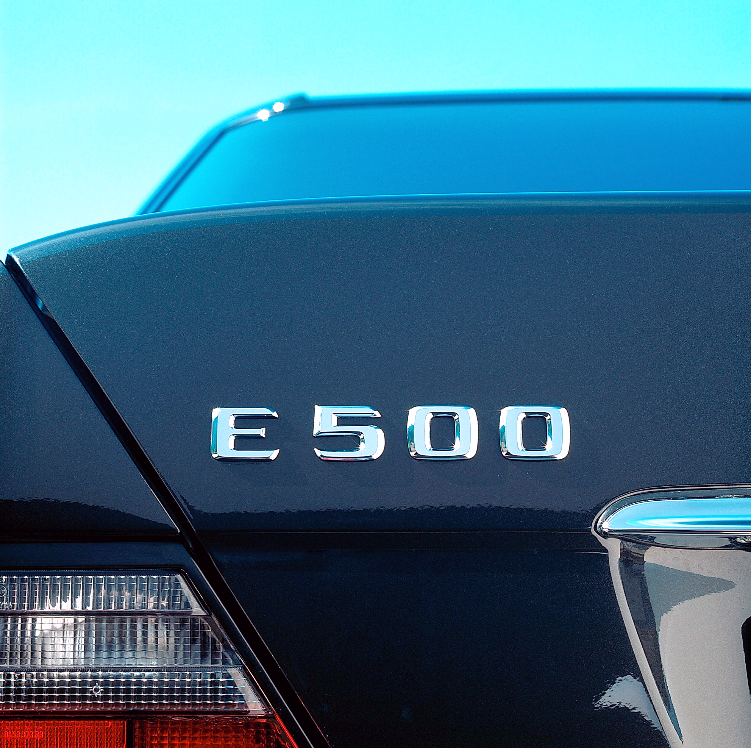 Foto de divulgação de 1993 da inscrição E 500 na traseira do sedã Mercedes-Benz W 124