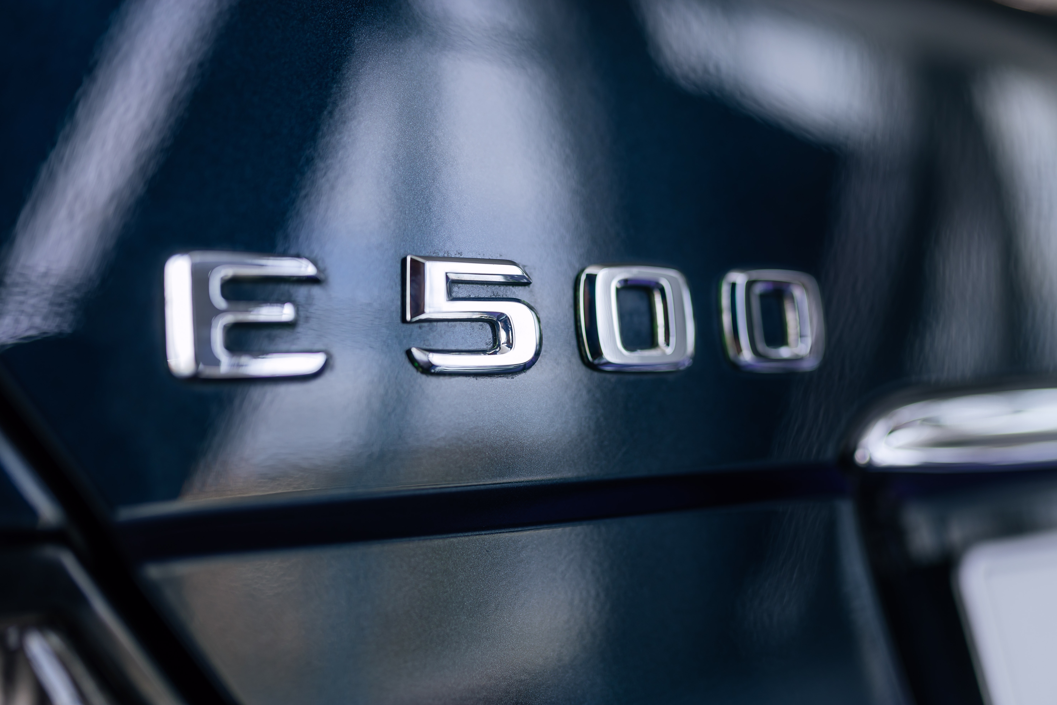 Foto de divulgação do emblema E 500 na tampa traseira do Limited preto de 1995