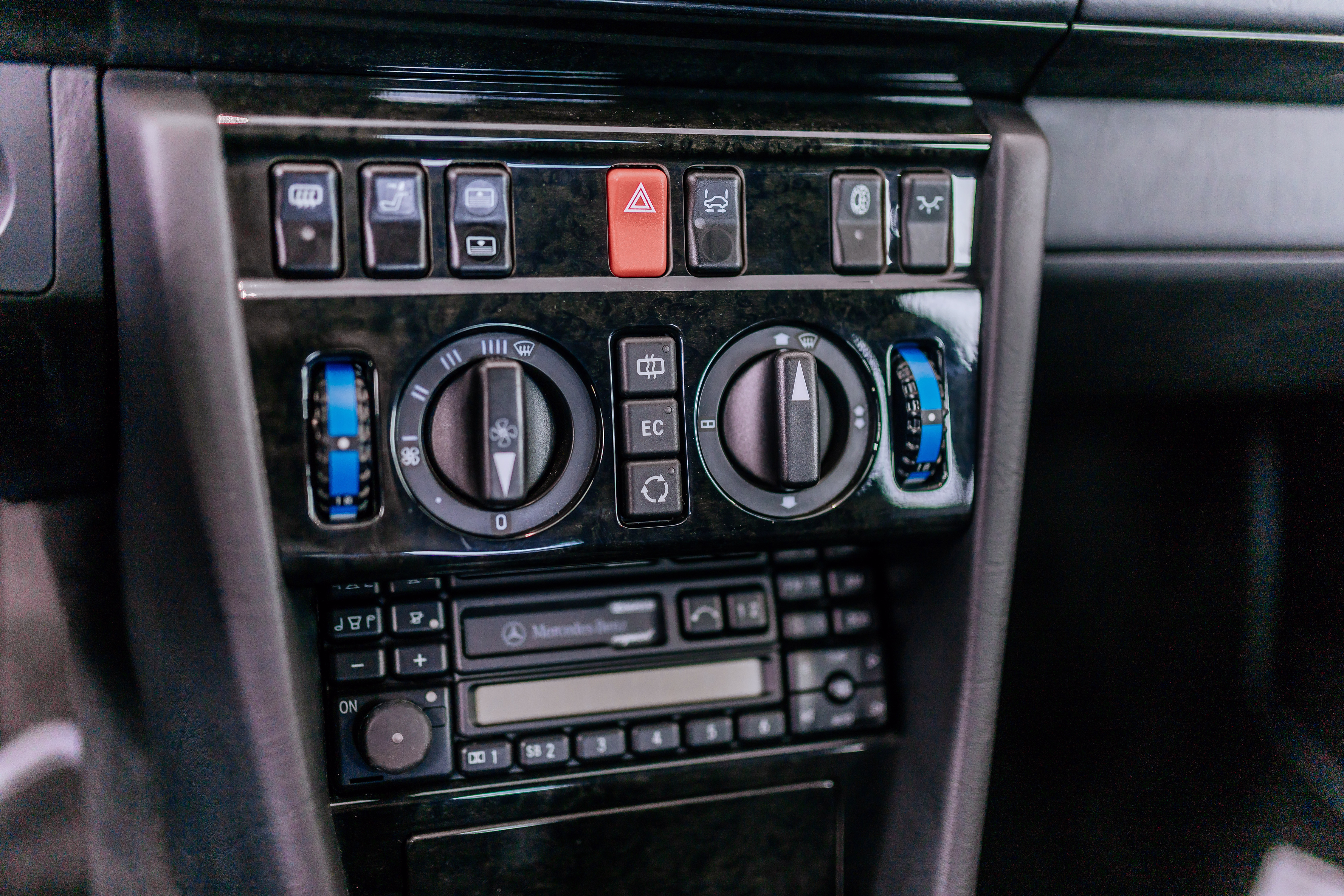 Foto de divulgação dos controles de climatização e do rádio com toca-fitas no E 500 Limited