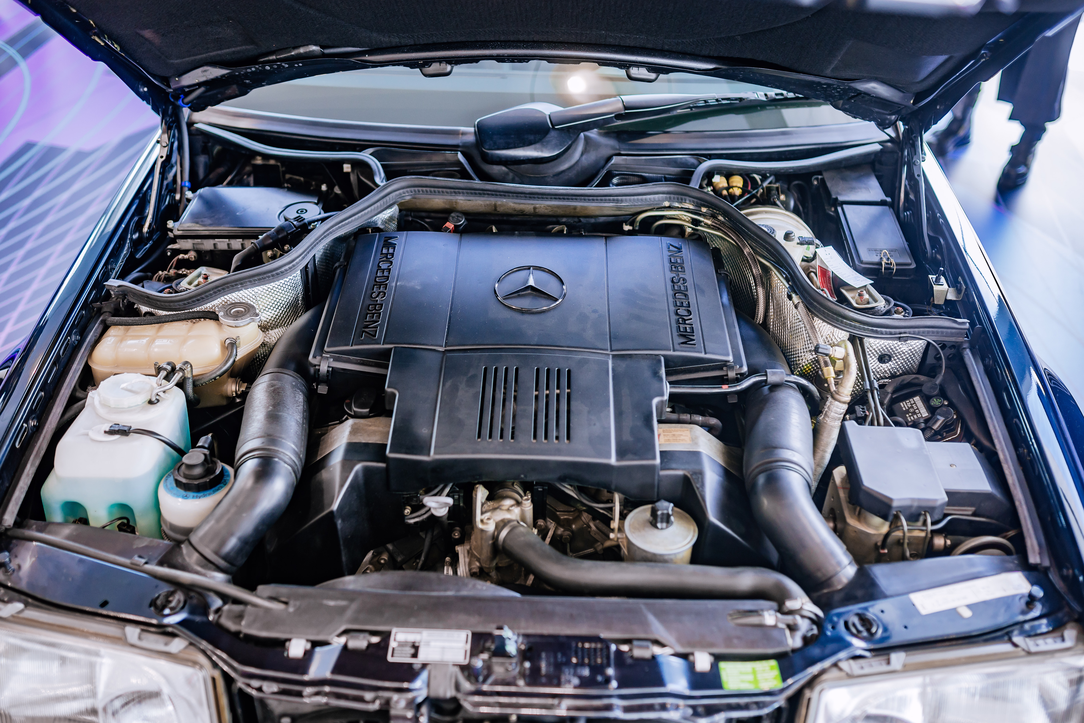 Foto de divulgação do compartimento do motor V8 M 119 de cinco litros do E 500 Limited