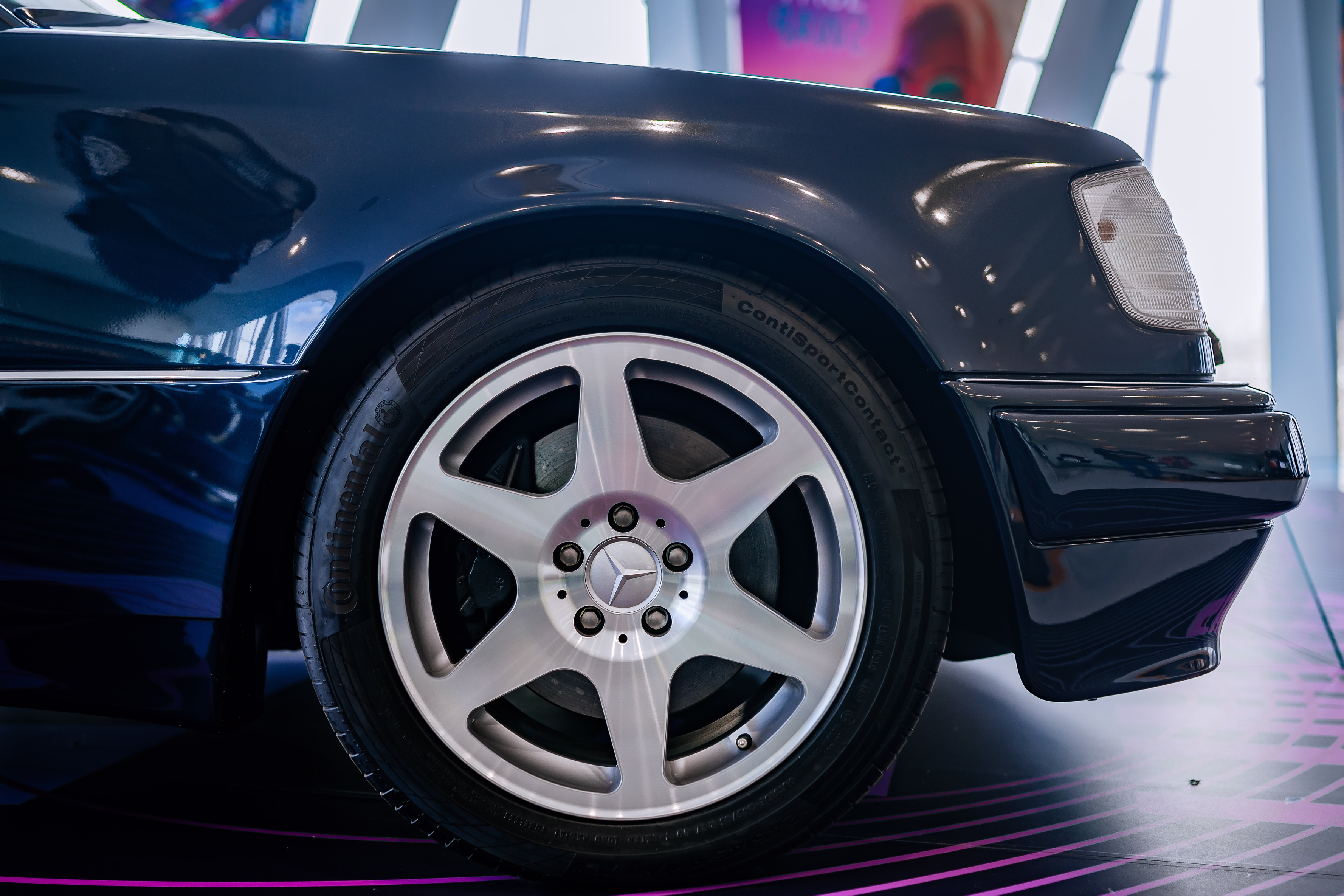 Foto de divulgação da roda dianteira de seis raios e do para-lama do E 500 Limited preto