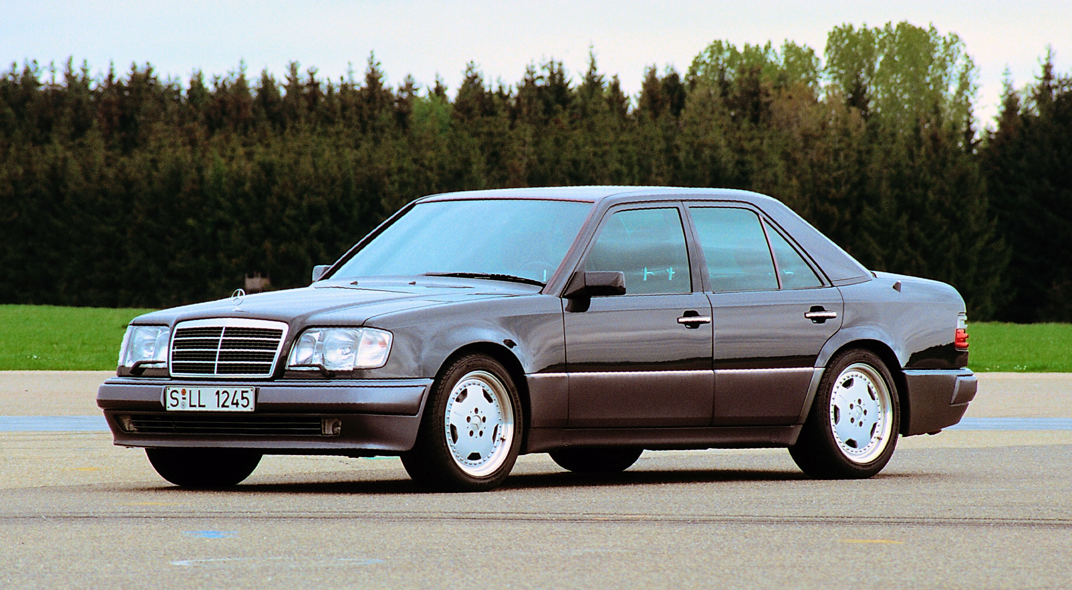 Foto de divulgação de 1993 do Mercedes-Benz E 60 AMG W 124, uma versão distinta do E 500 Limited