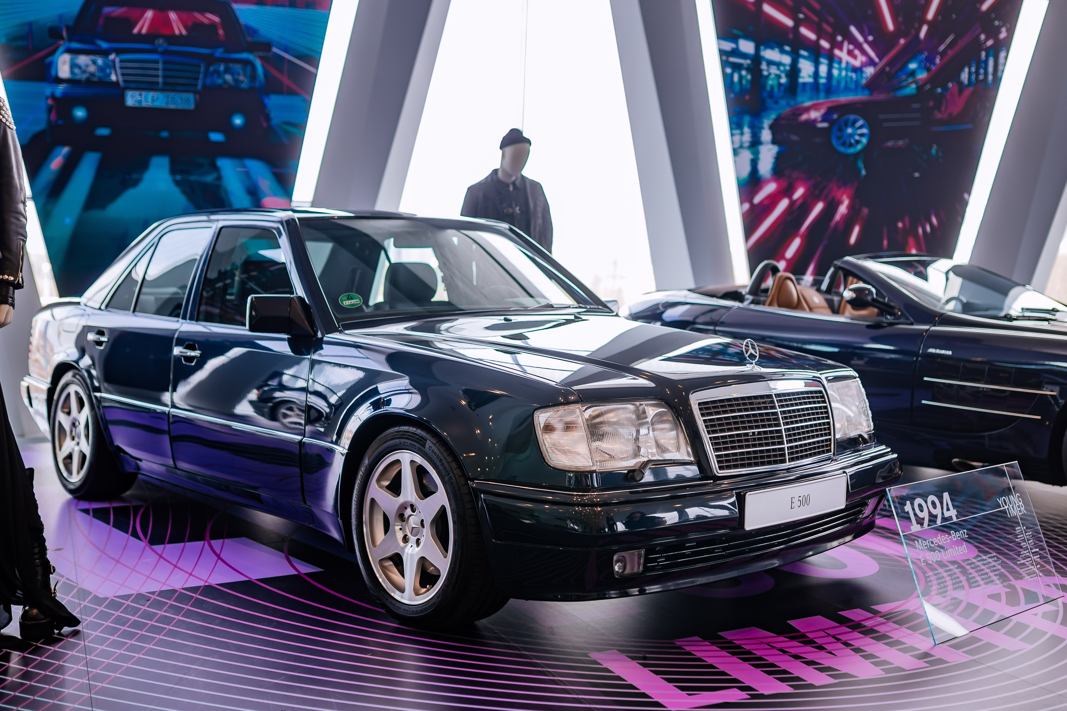 Foto de divulgação do último Mercedes-Benz E 500 Limited preto, de 1995, no museu da marca