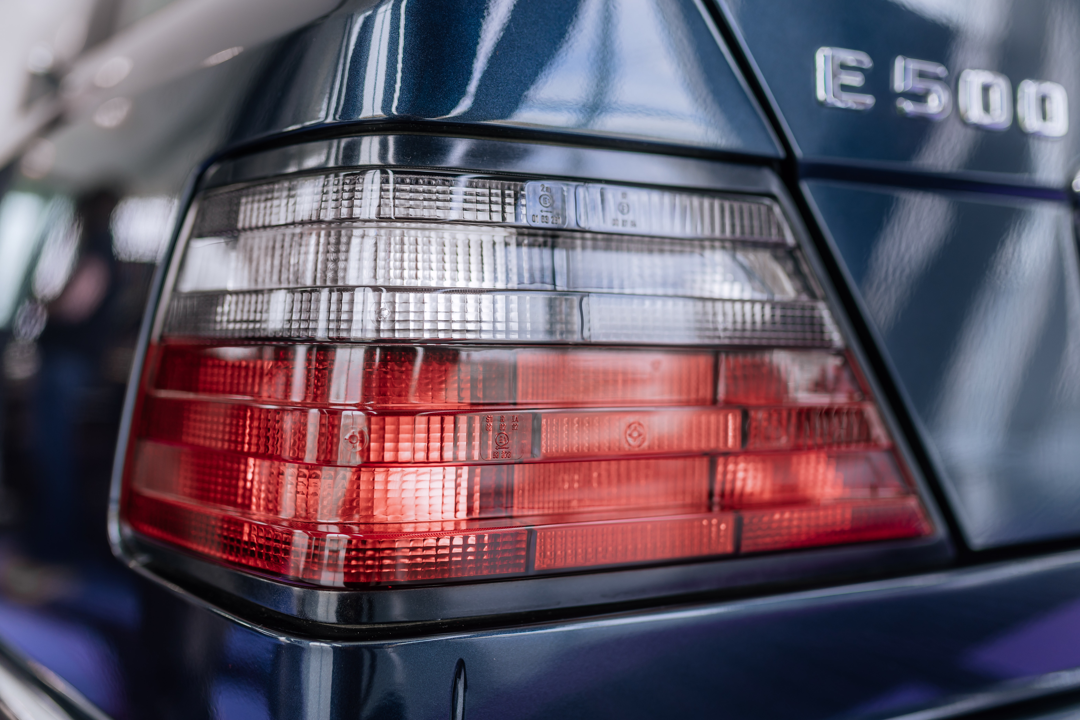 Foto de divulgação da lanterna traseira esquerda e do emblema E 500 do Limited preto