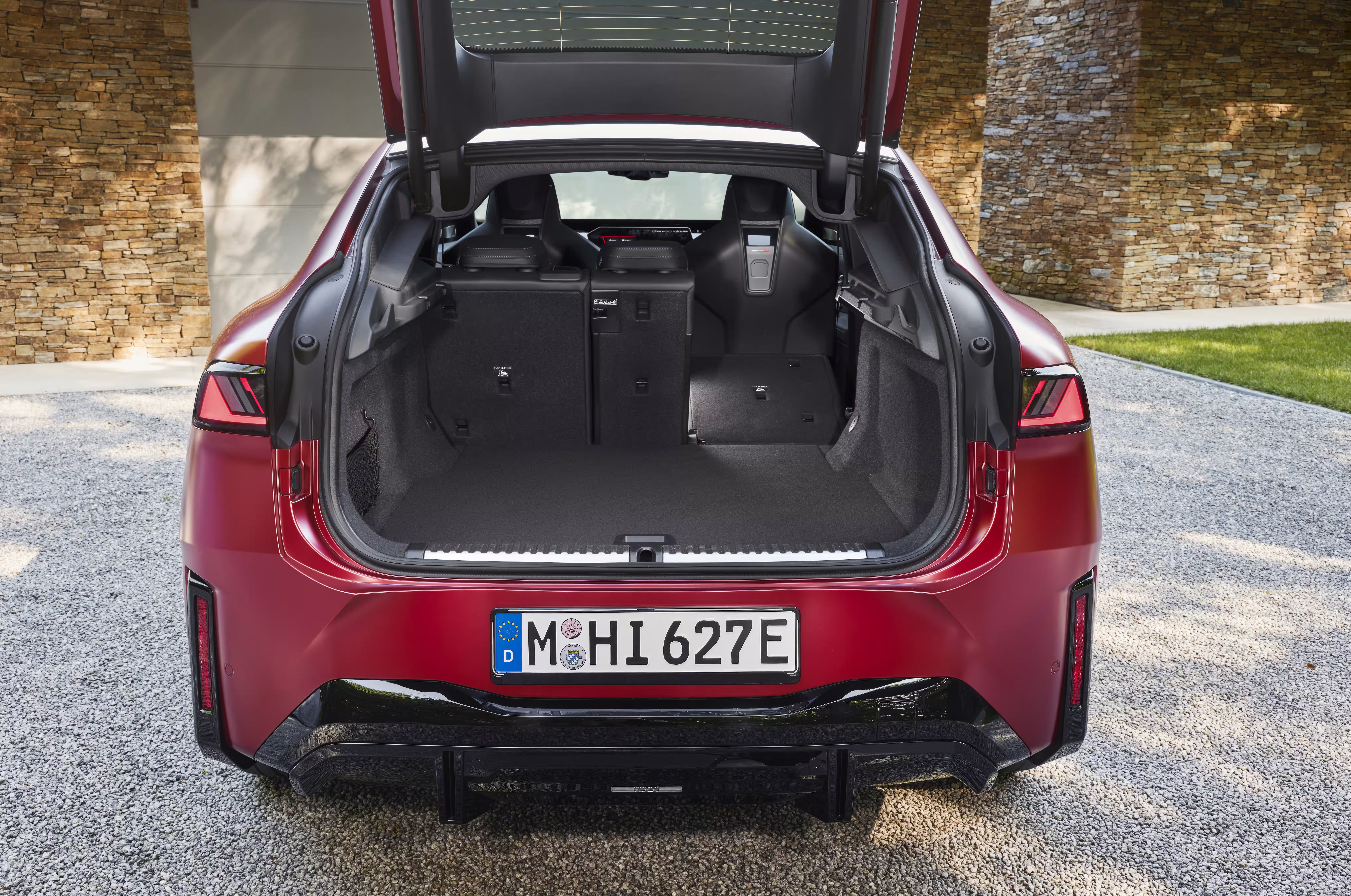 Foto de divulgação da BMW: Porta-malas do M60 com uma das partes laterais do encosto rebatida.