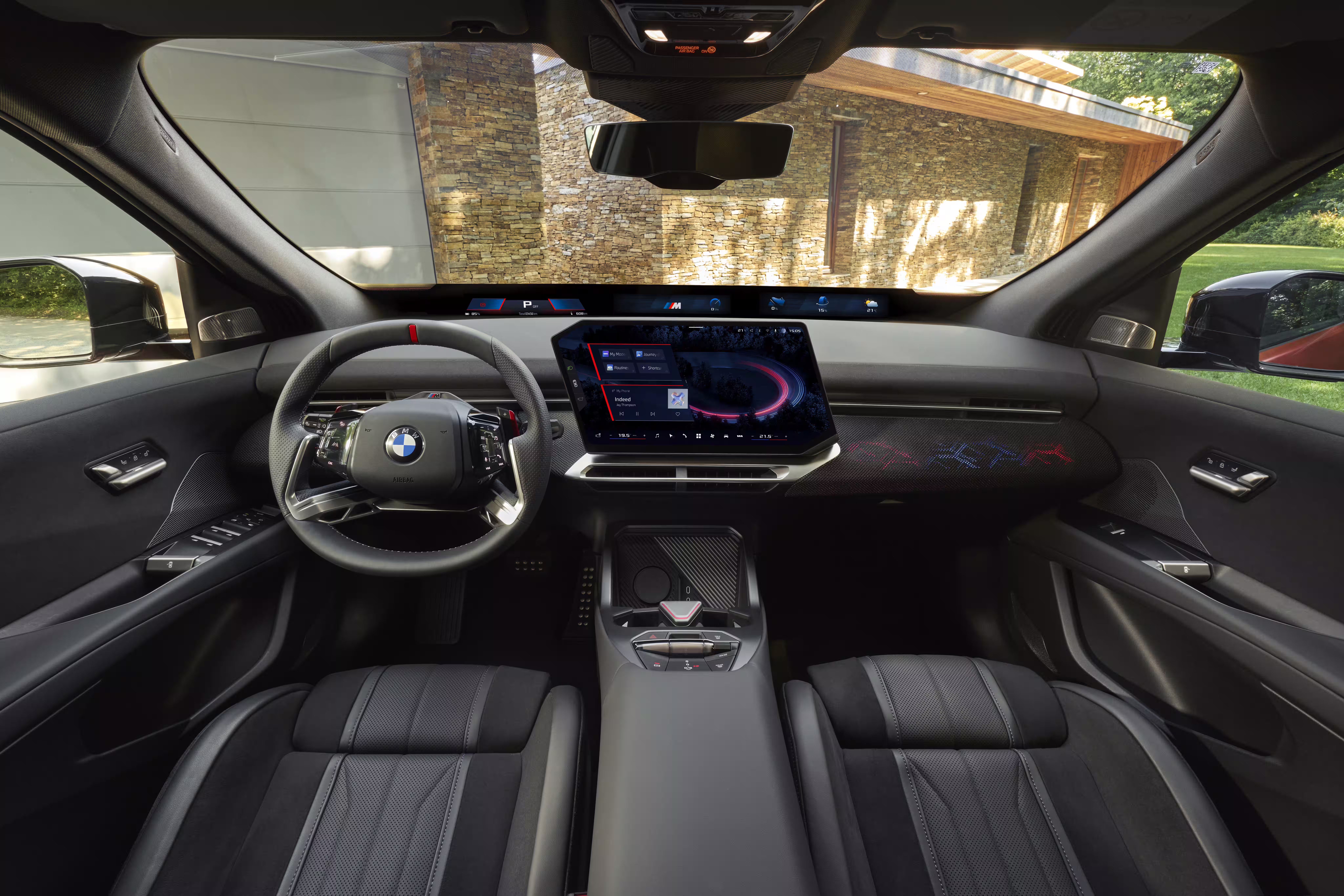 Foto de divulgação da BMW: Cabine do M60 com bancos escuros, volante específico e tela central voltada ao motorista.