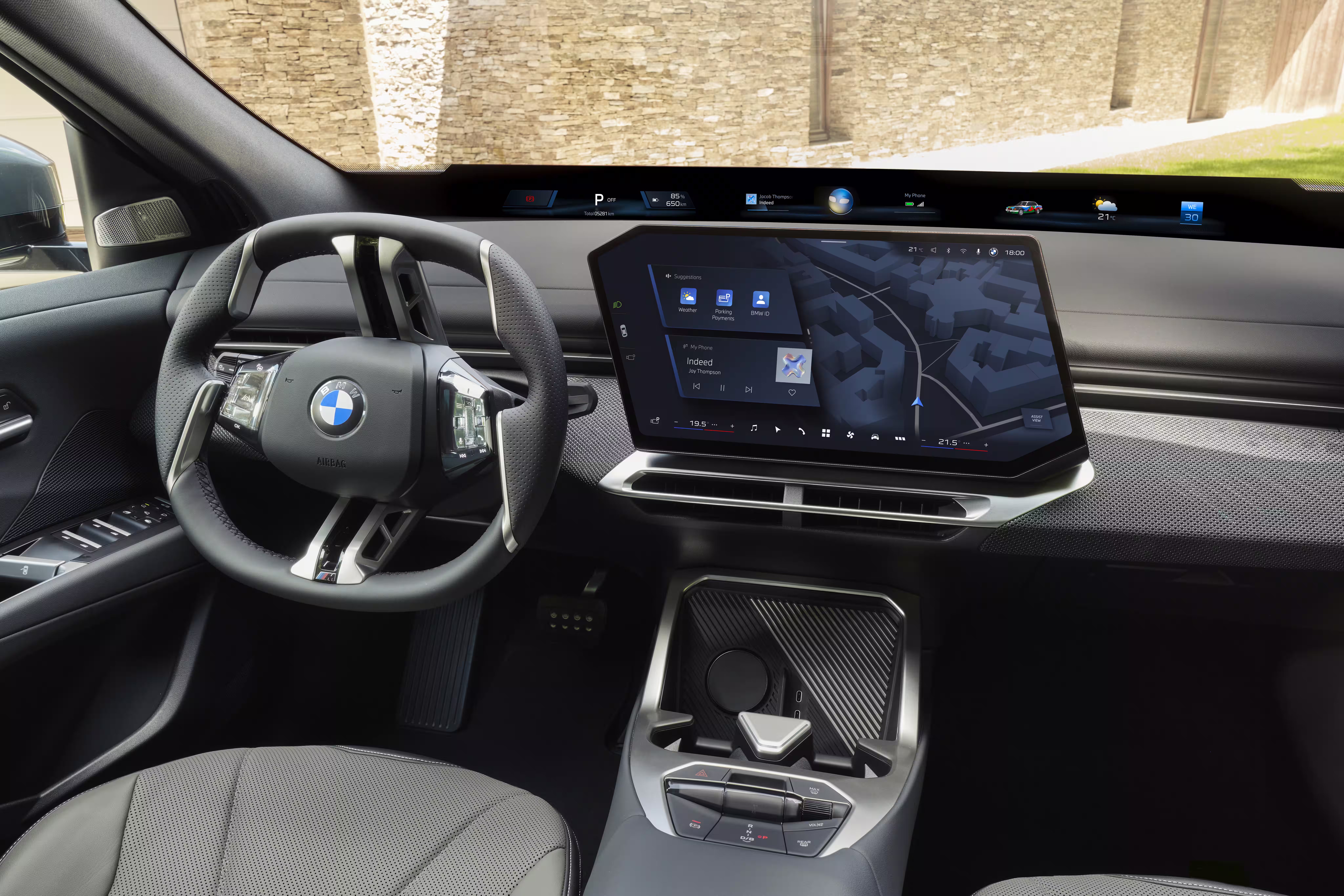 Foto de divulgação da BMW: Volante, Panoramic Vision e tela central de 17,9 polegadas na cabine do 50 xDrive.