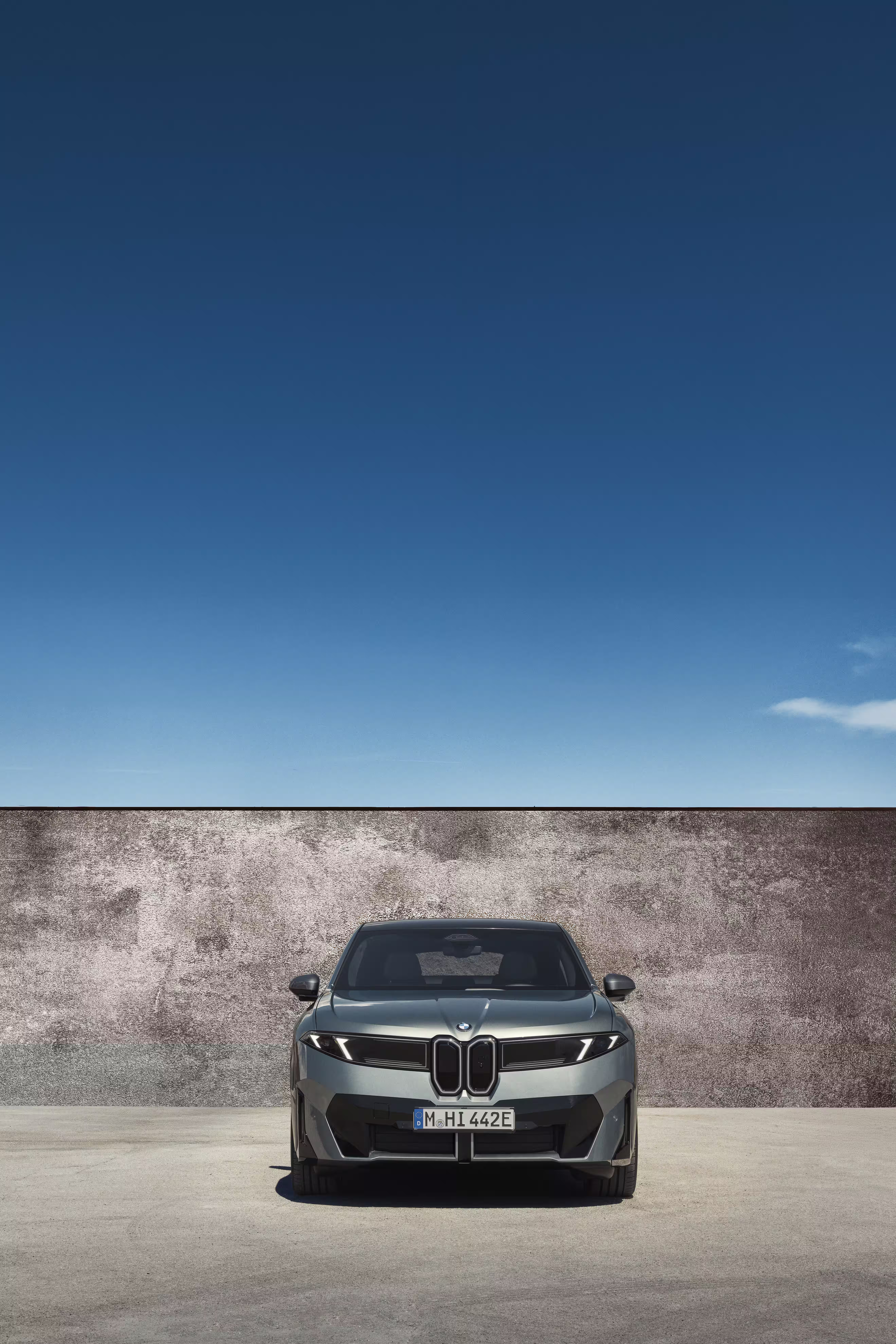 Foto de divulgação da BMW: Foto vertical da dianteira do 50 xDrive, com os faróis formando uma unidade gráfica.