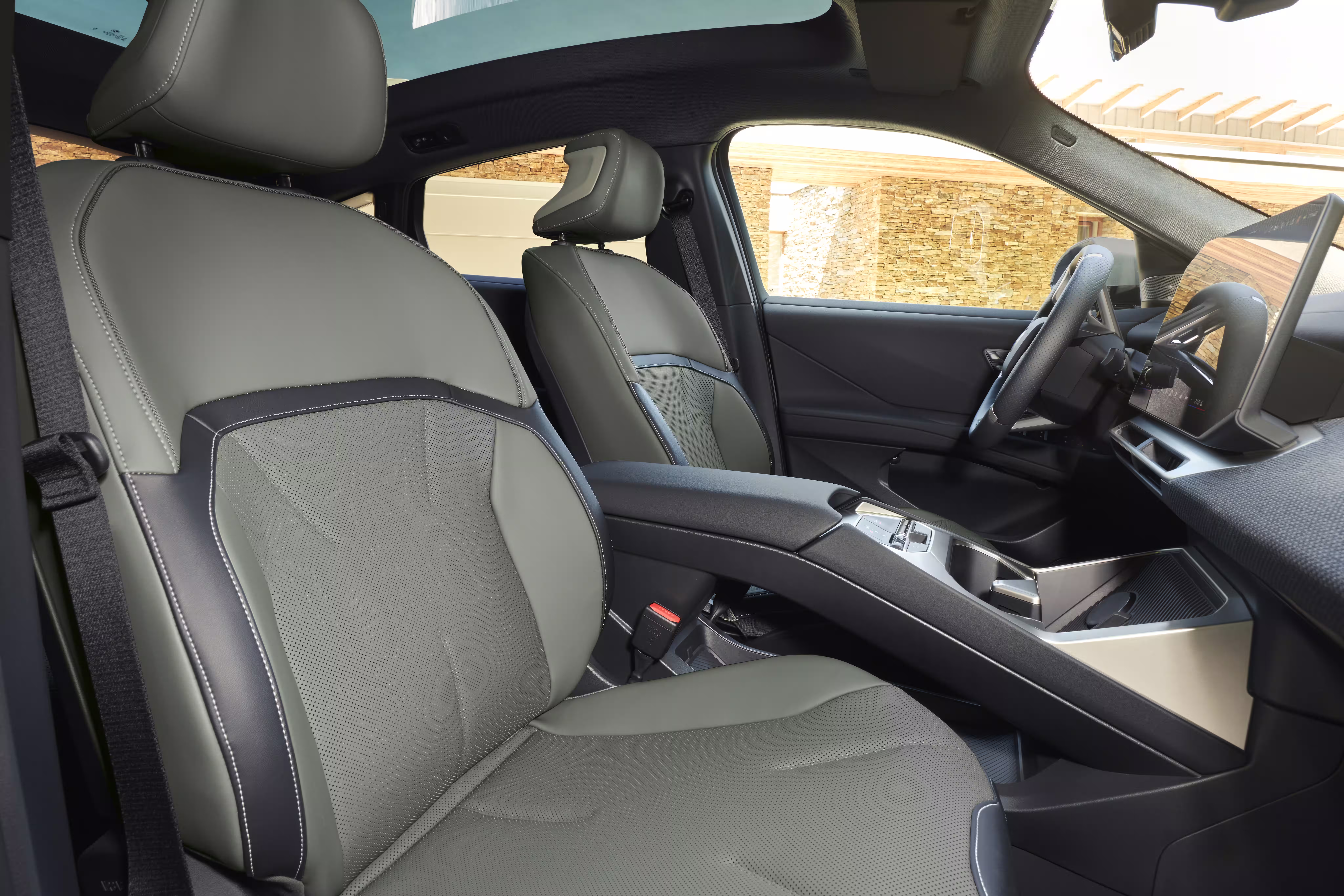 Foto de divulgação da BMW: Bancos dianteiros claros do 50 xDrive, vistos a partir do acesso lateral.