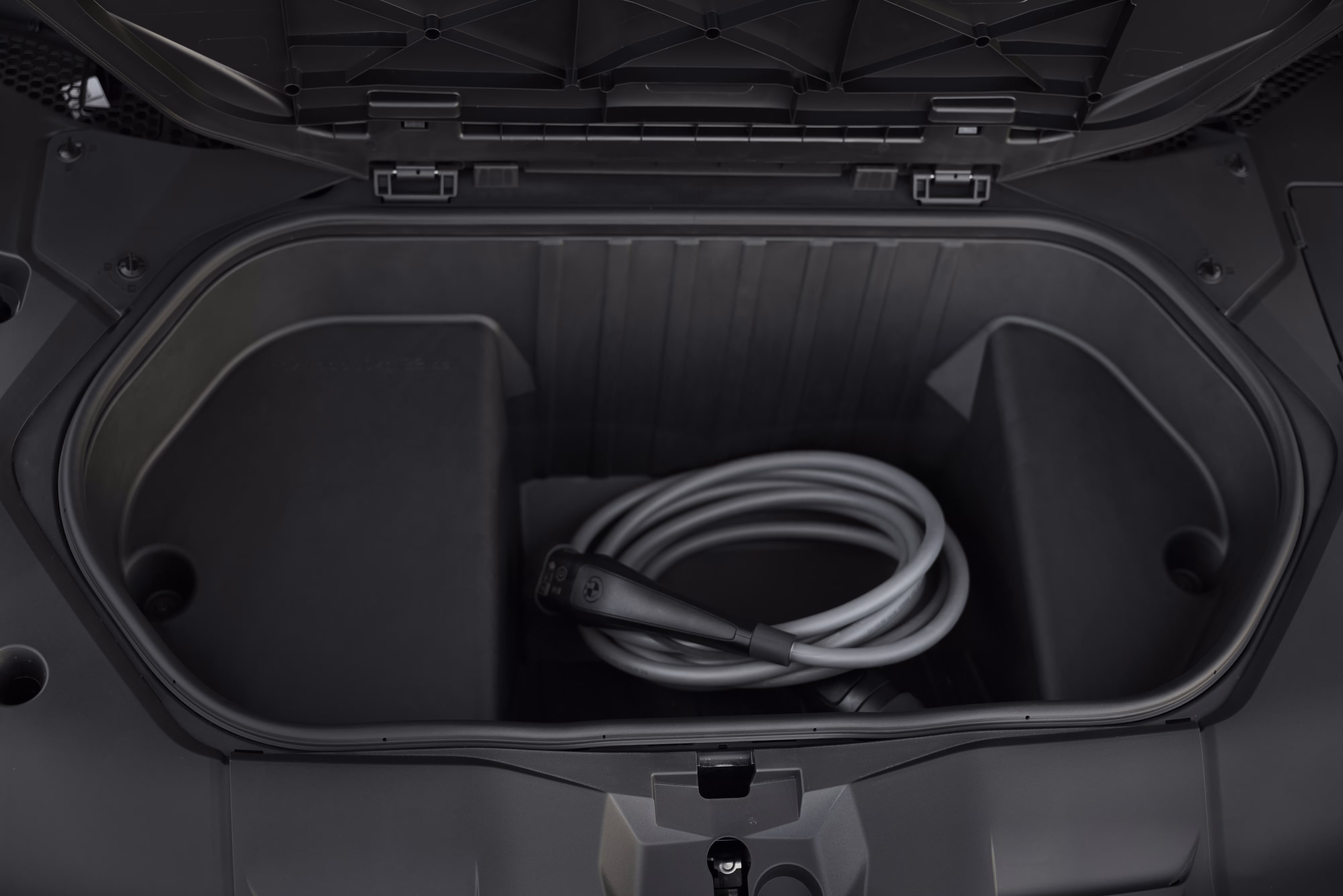 Foto de divulgação da BMW: Compartimento dianteiro de 58 litros com equipamento de recarga acomodado sob o capô.