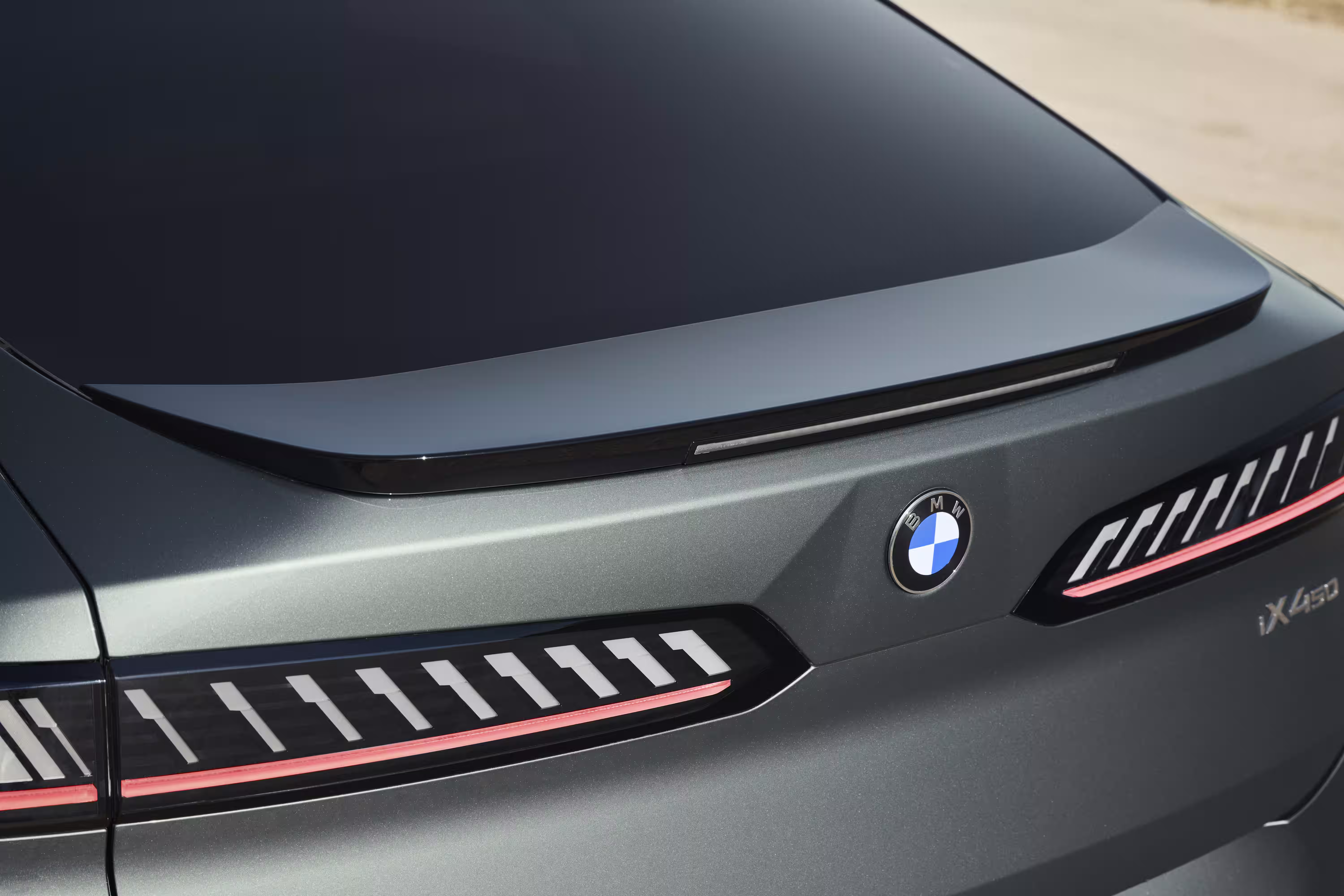 Foto de divulgação da BMW: Detalhe do spoiler, do vidro e da região superior das lanternas no 50 xDrive.