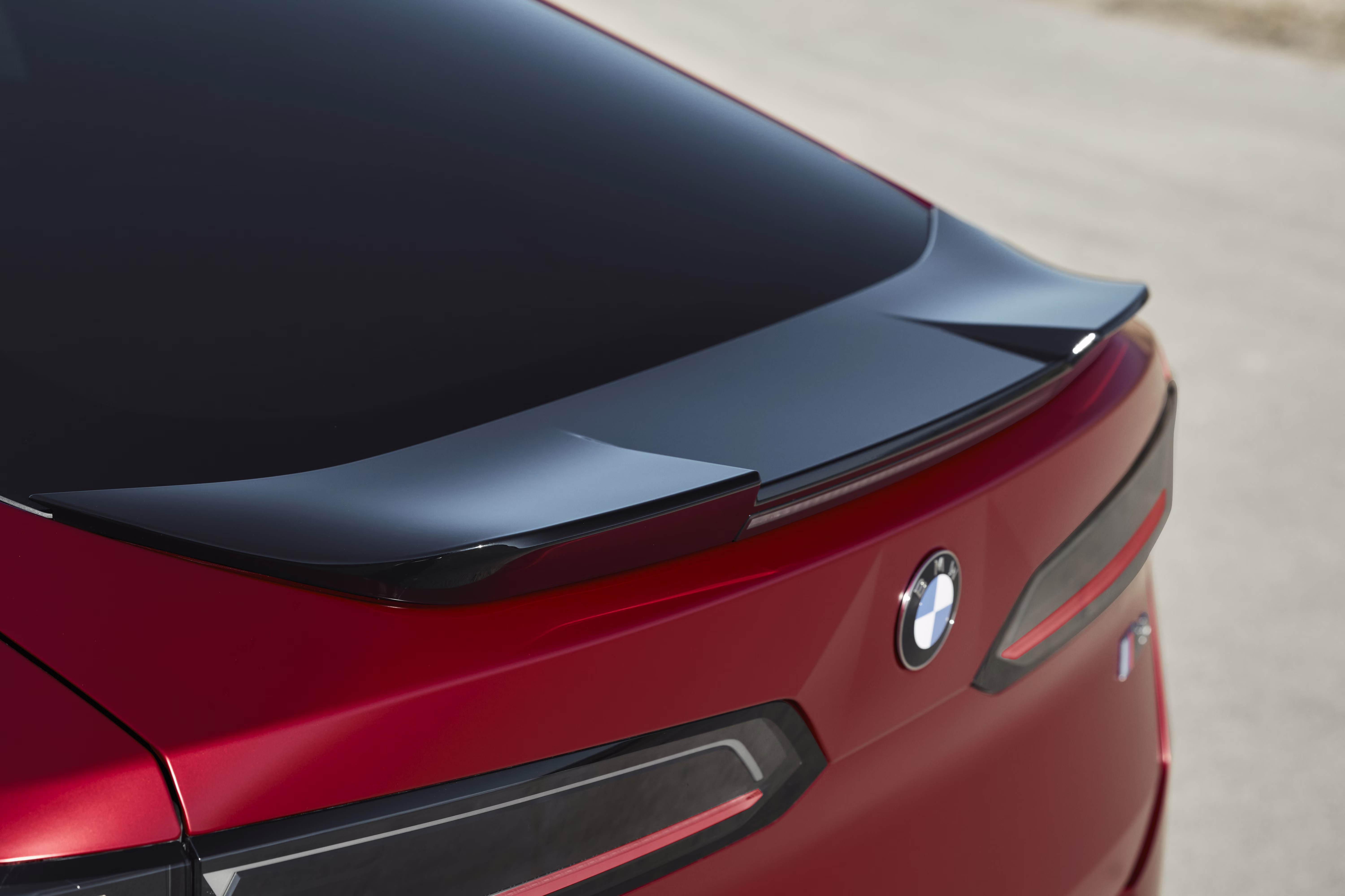 Foto de divulgação da BMW: Spoiler traseiro próprio do M60, visto de perto sobre o vidro.