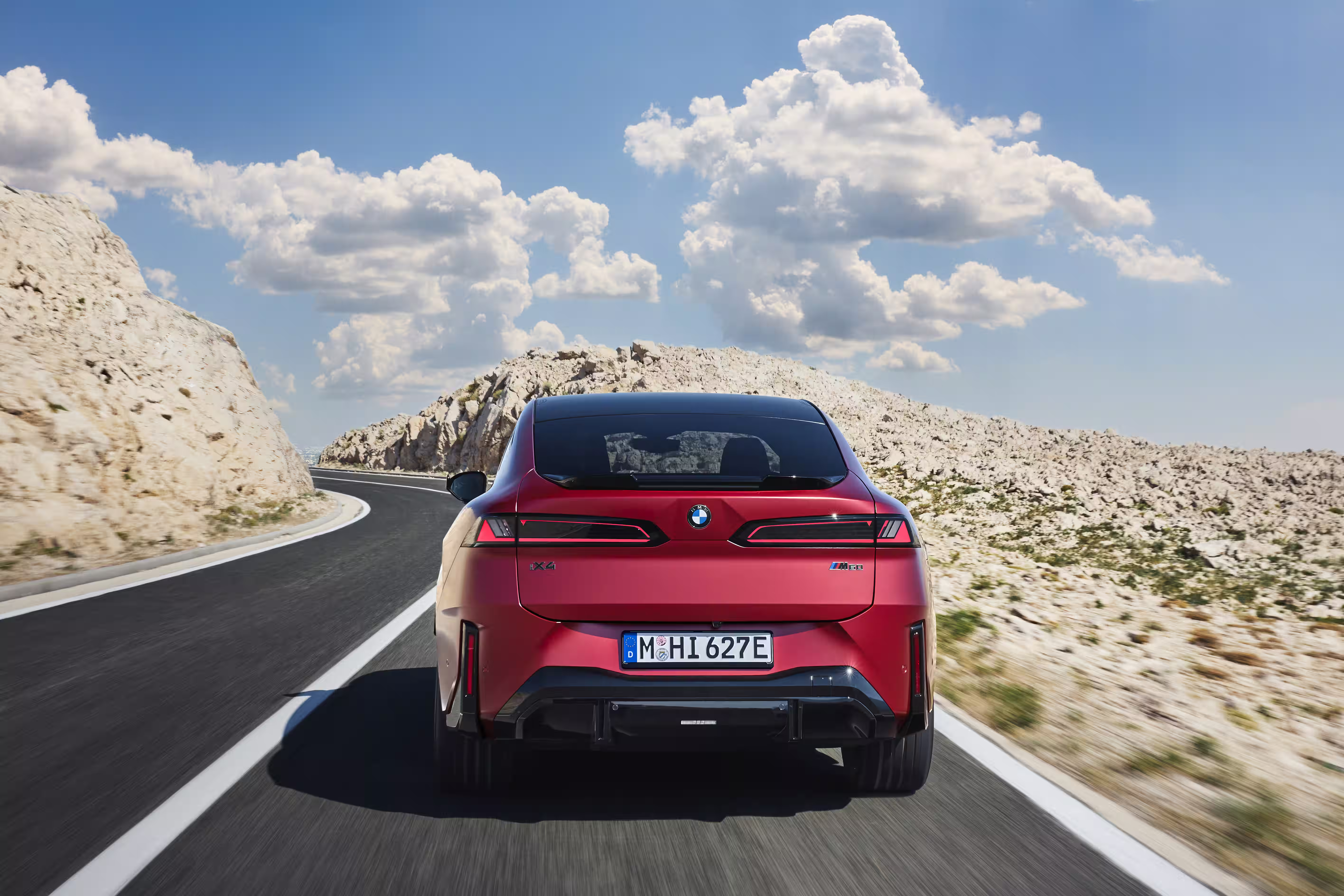 Foto de divulgação da BMW: Vista traseira direta do M60: o spoiler e o difusor distinguem a versão de maior desempenho.