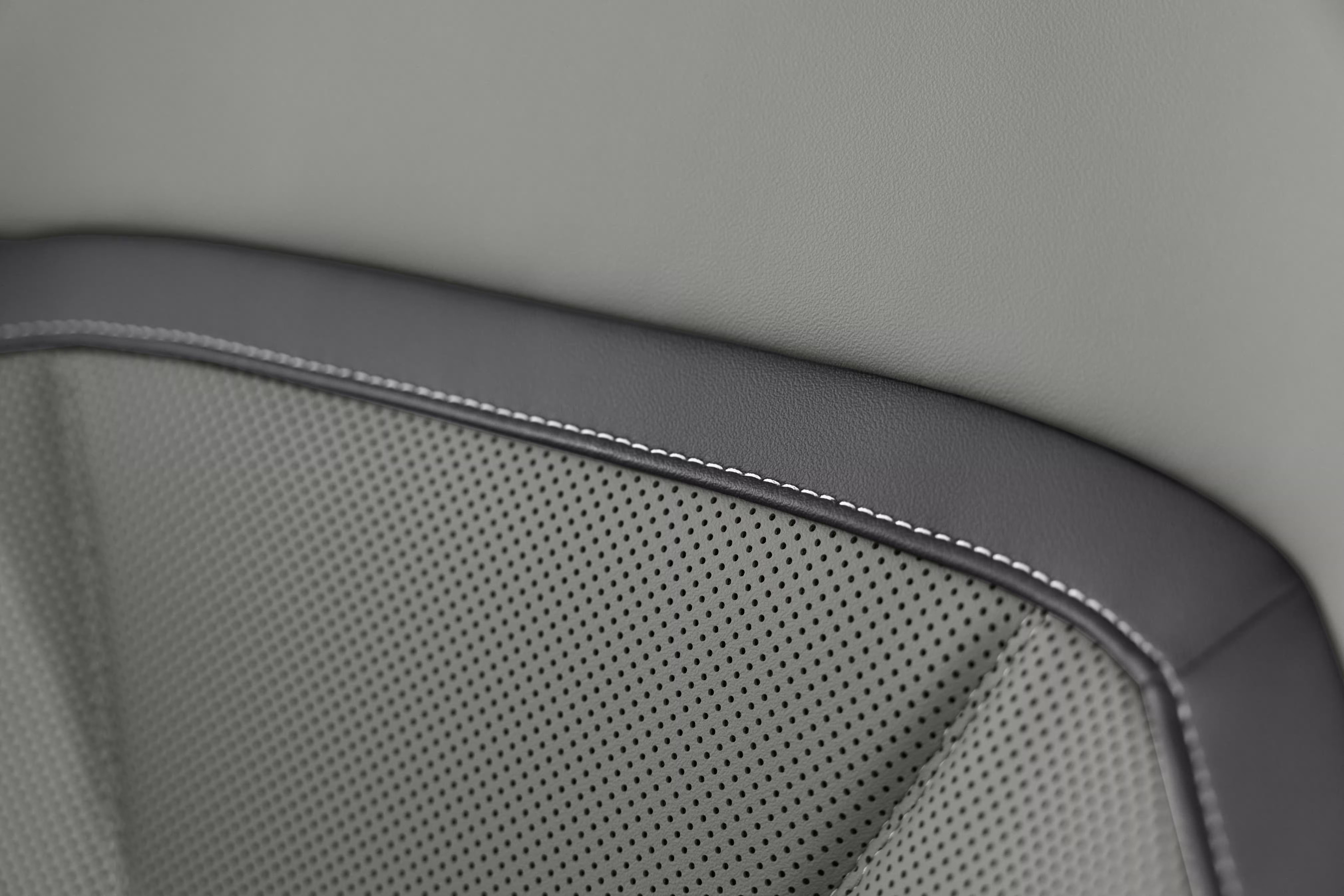 Foto de divulgação da BMW: Detalhe do revestimento claro do banco, mostrando textura e perfurações.