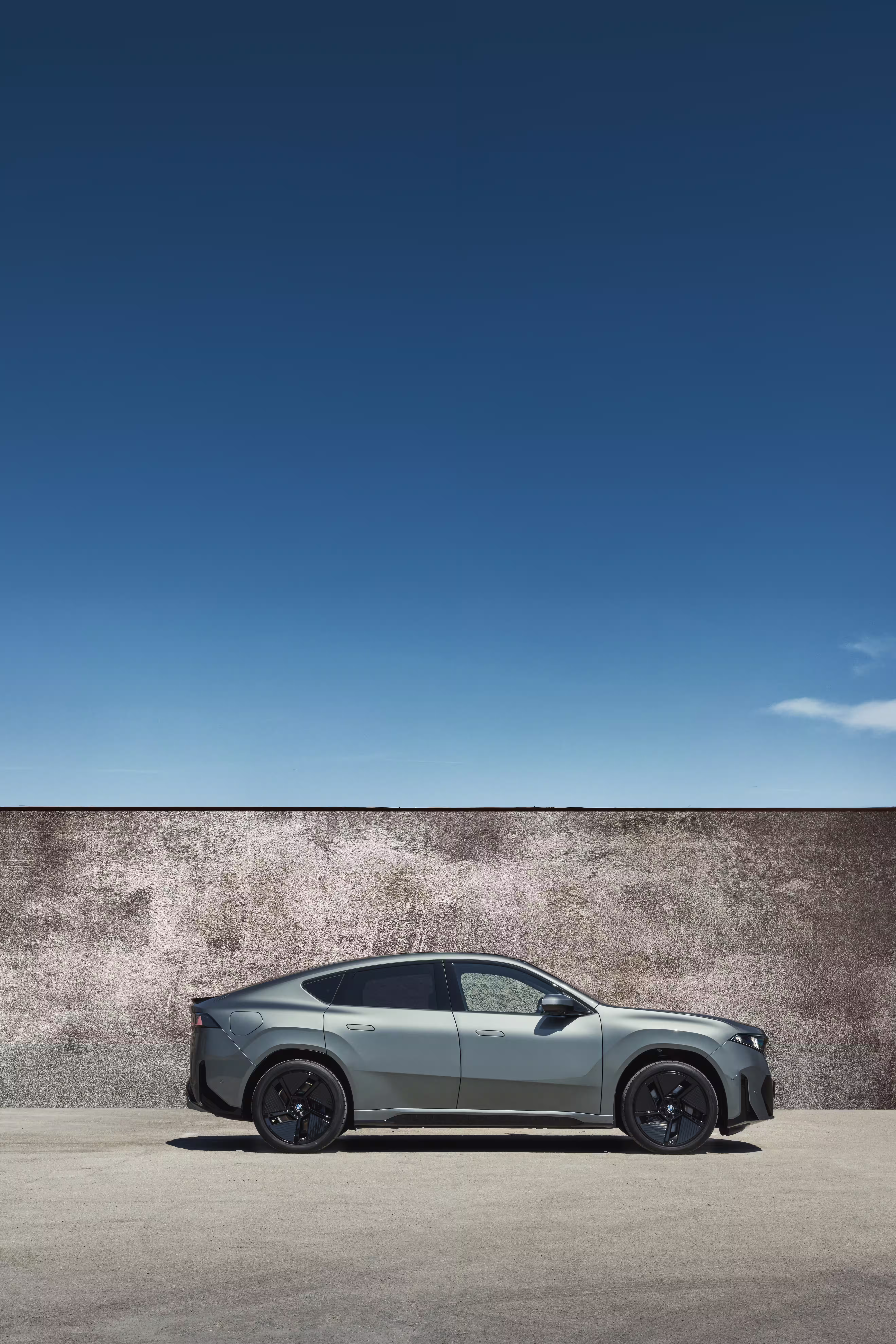 Foto de divulgação da BMW: Composição vertical do perfil do 50 xDrive junto à parede.