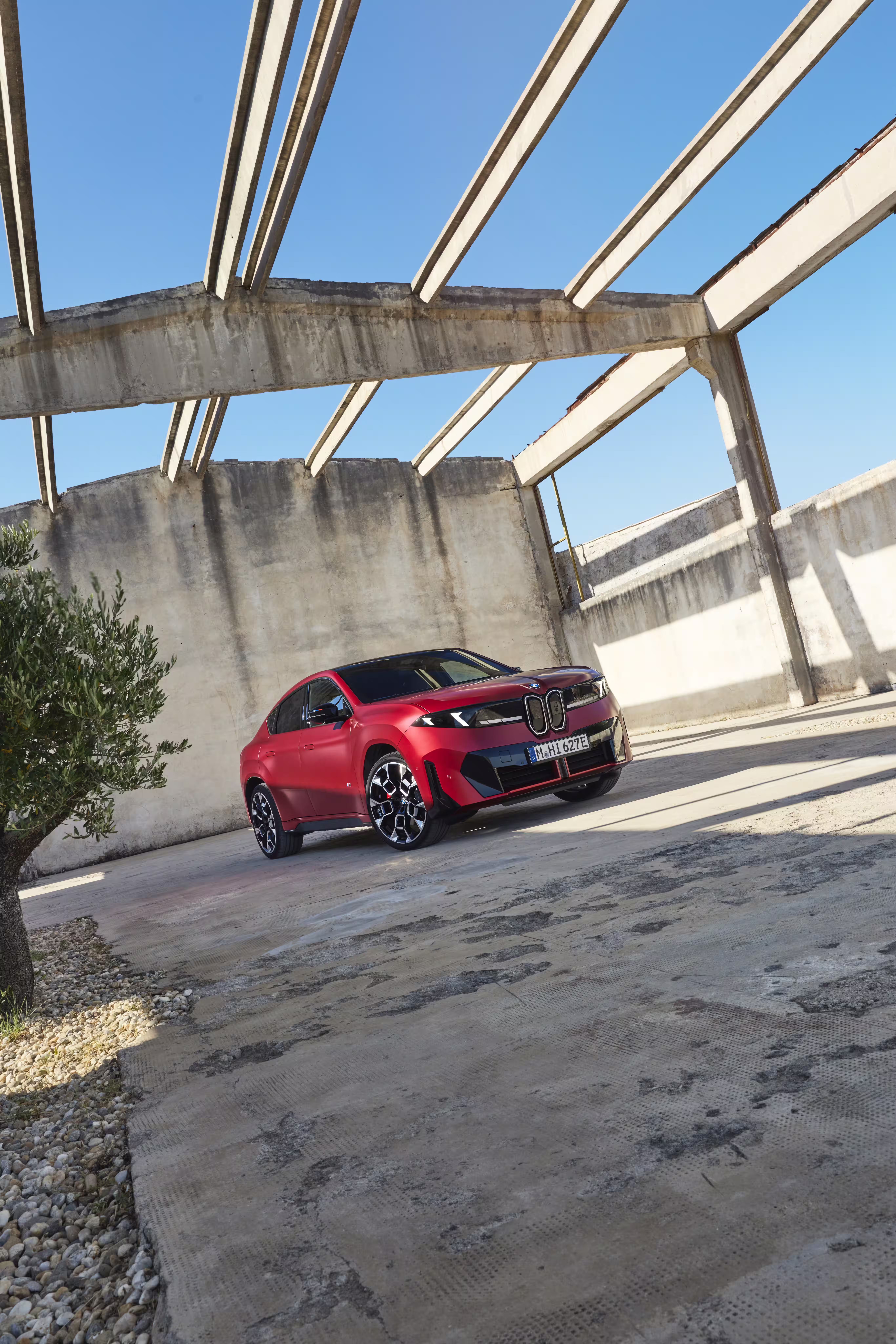 Foto de divulgação da BMW: Composição vertical da frente do M60 junto à estrutura arquitetônica.