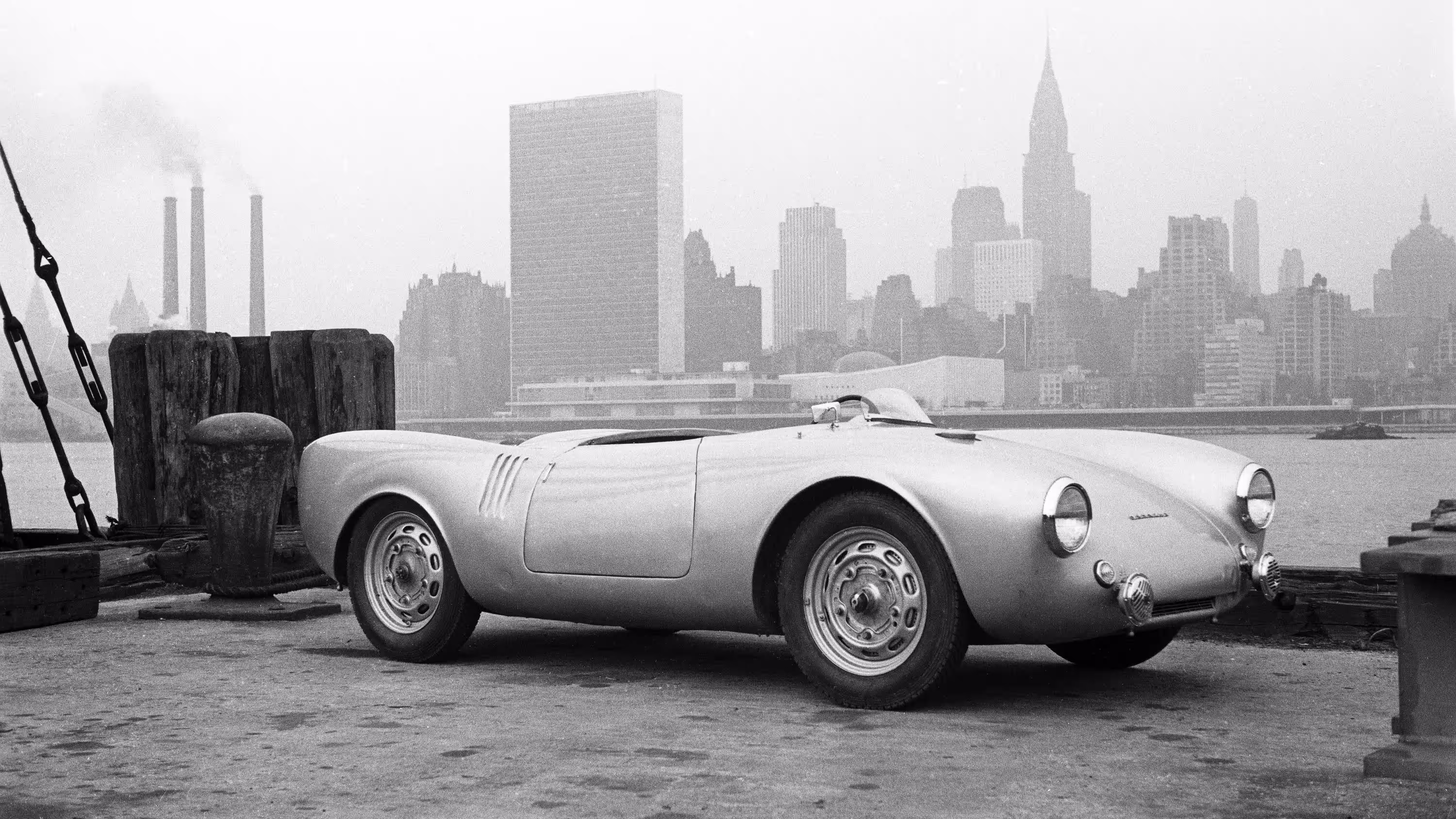 Fotografia histórica em preto e branco de um Porsche 550 Spyder no píer em Nova York
