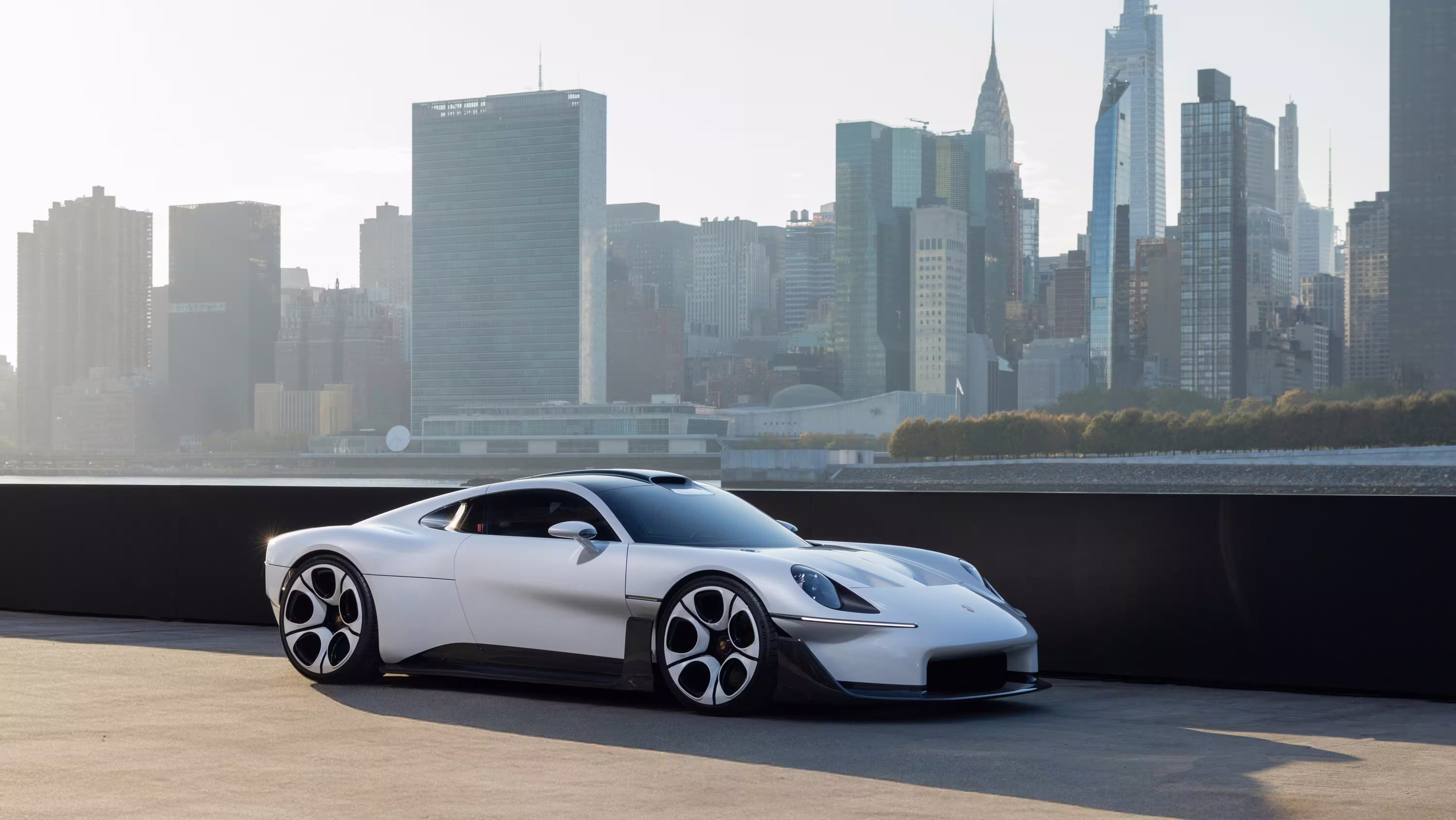 Porsche Mission S diante do horizonte de Manhattan, visto do píer em Queens