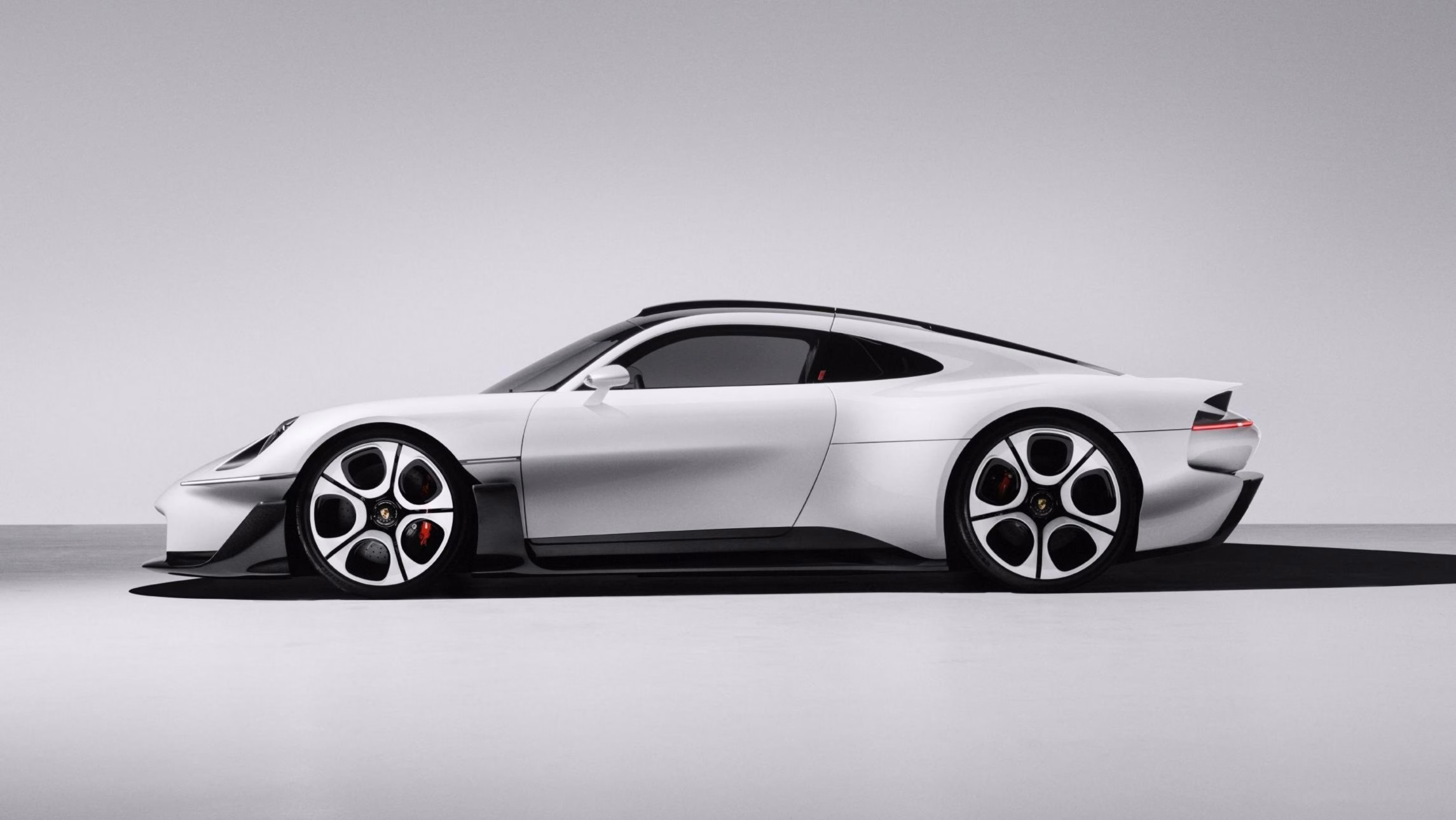 Perfil completo do Porsche Mission S em fundo cinza de estúdio