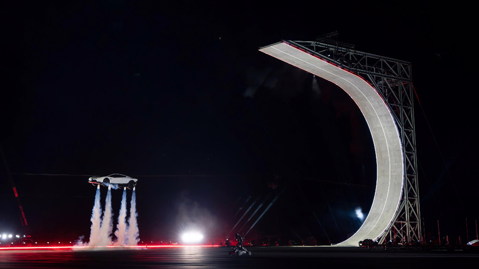 Registro do Roadster suspenso ao lado da grande rampa curva da apresentação
