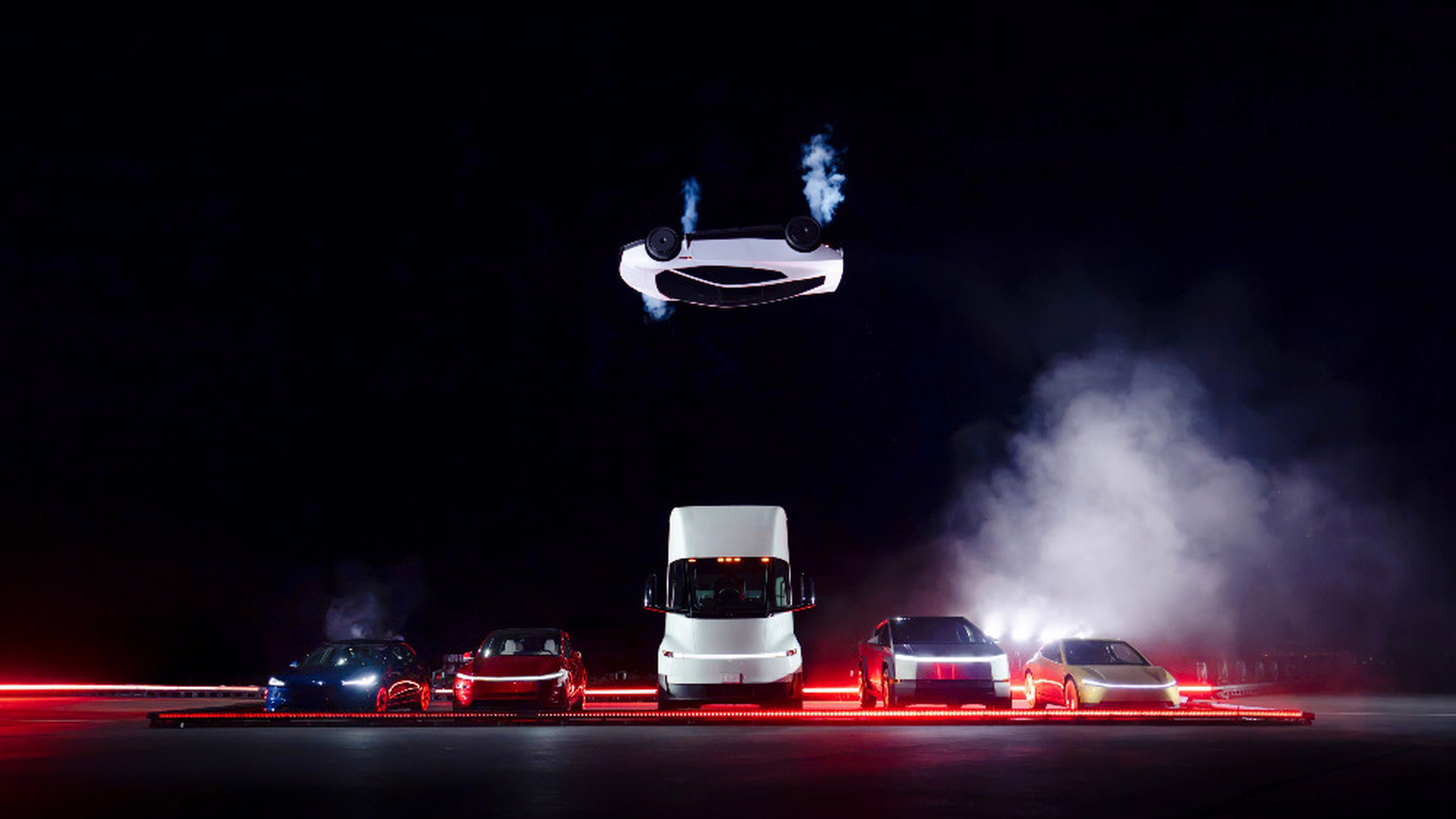 Roadster acima de um Tesla Semi e outros veículos durante a demonstração