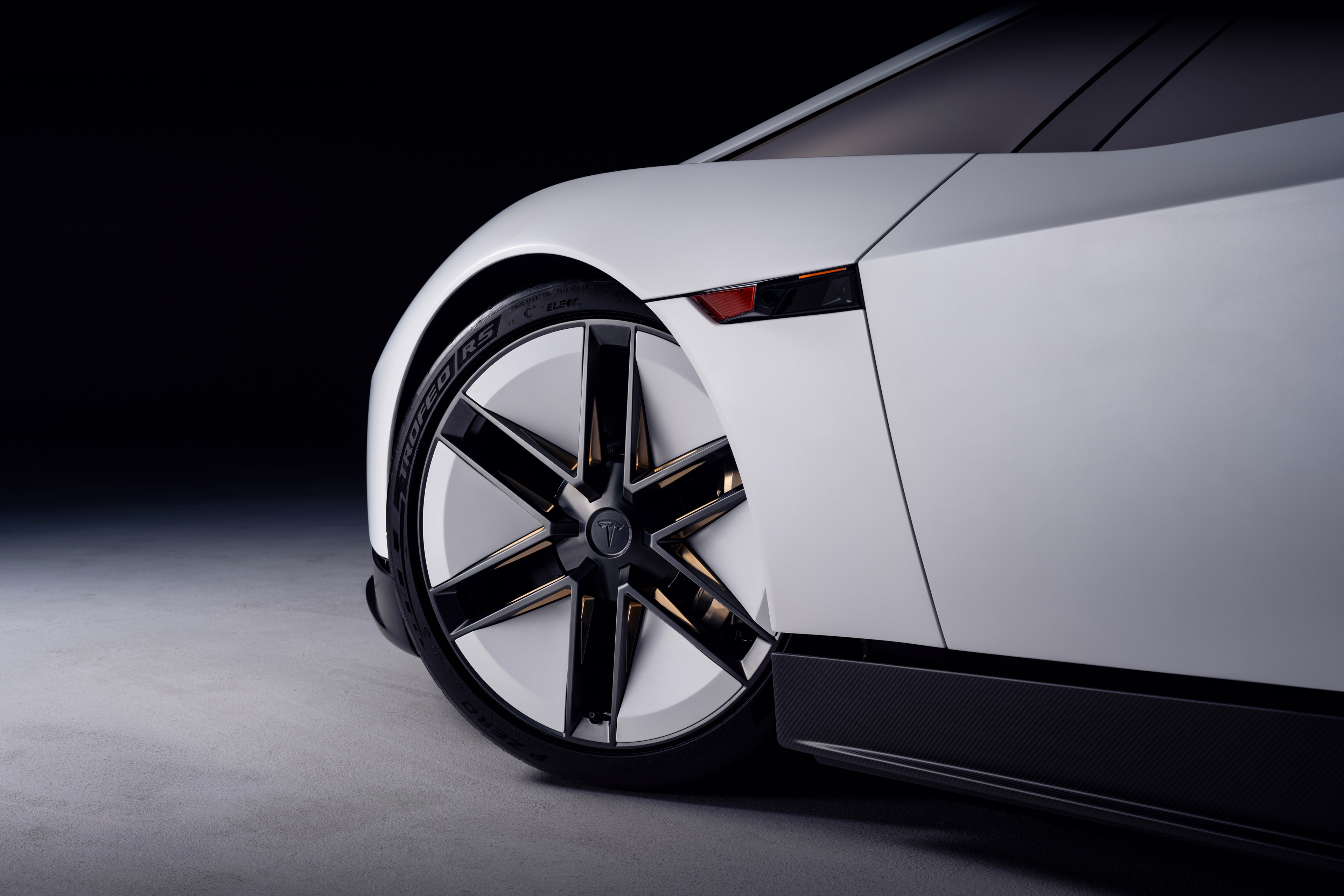 Roda dianteira e para-lama branco do Tesla Roadster em detalhe