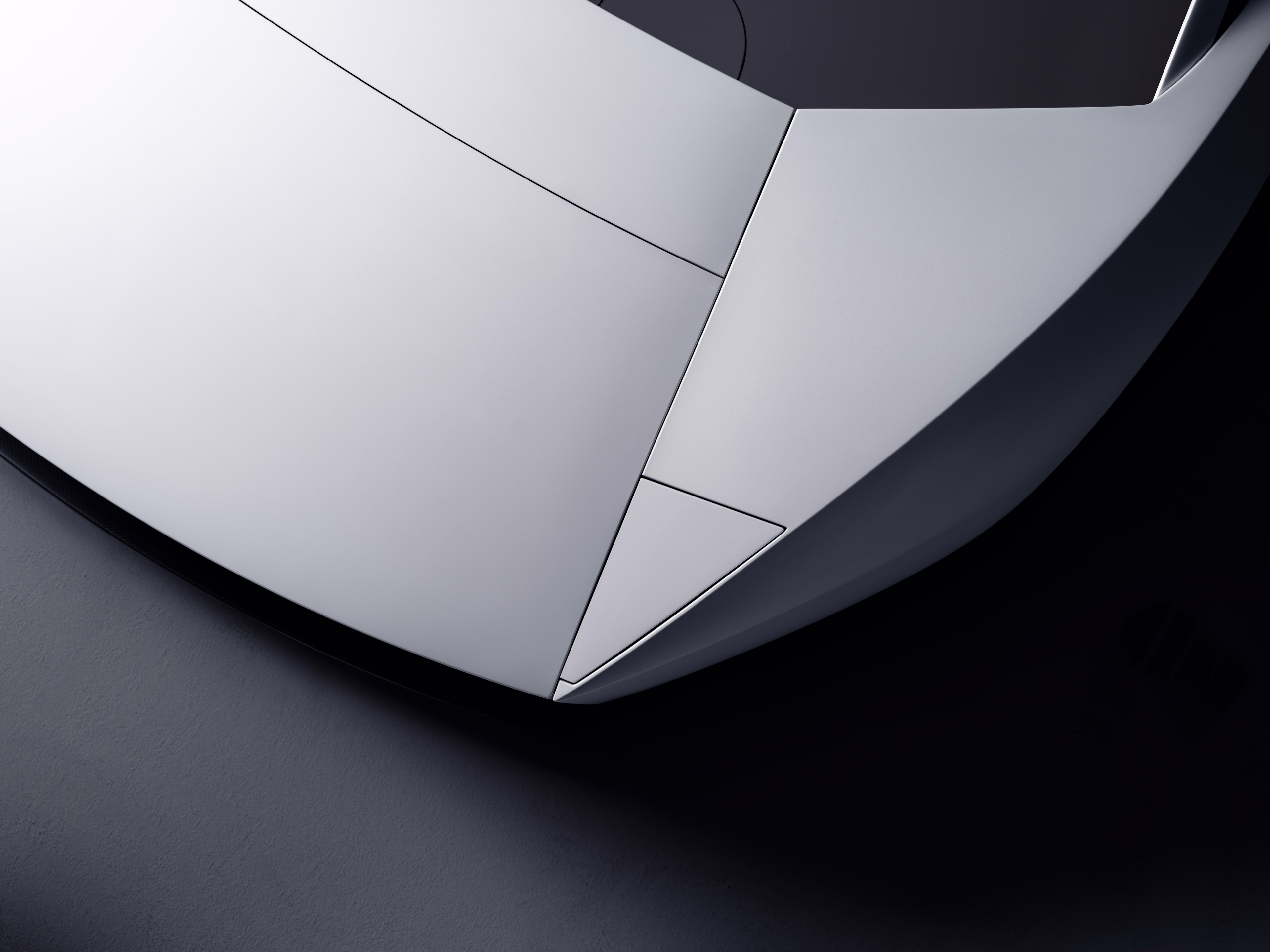 Capô e nariz facetado do Tesla Roadster vistos do alto