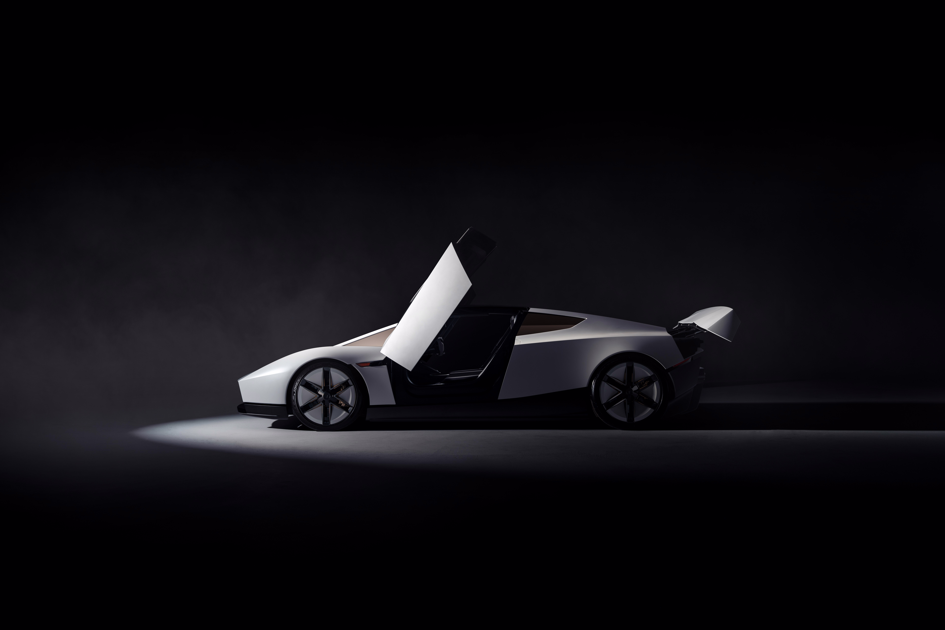 Perfil do Roadster com portas elevadas no estúdio escuro