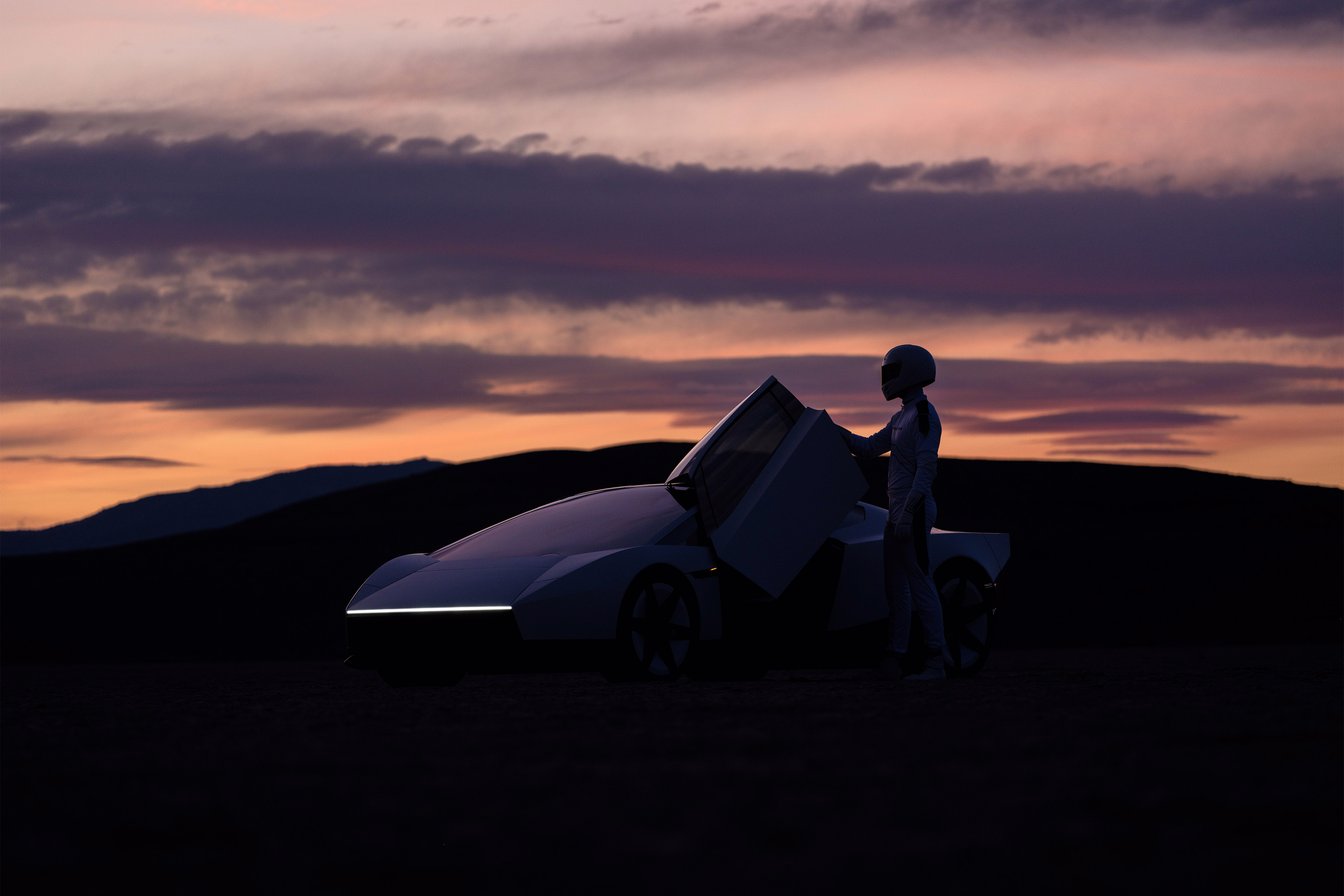 Silhueta do Roadster com porta elevada e pessoa ao lado durante o pôr do sol
