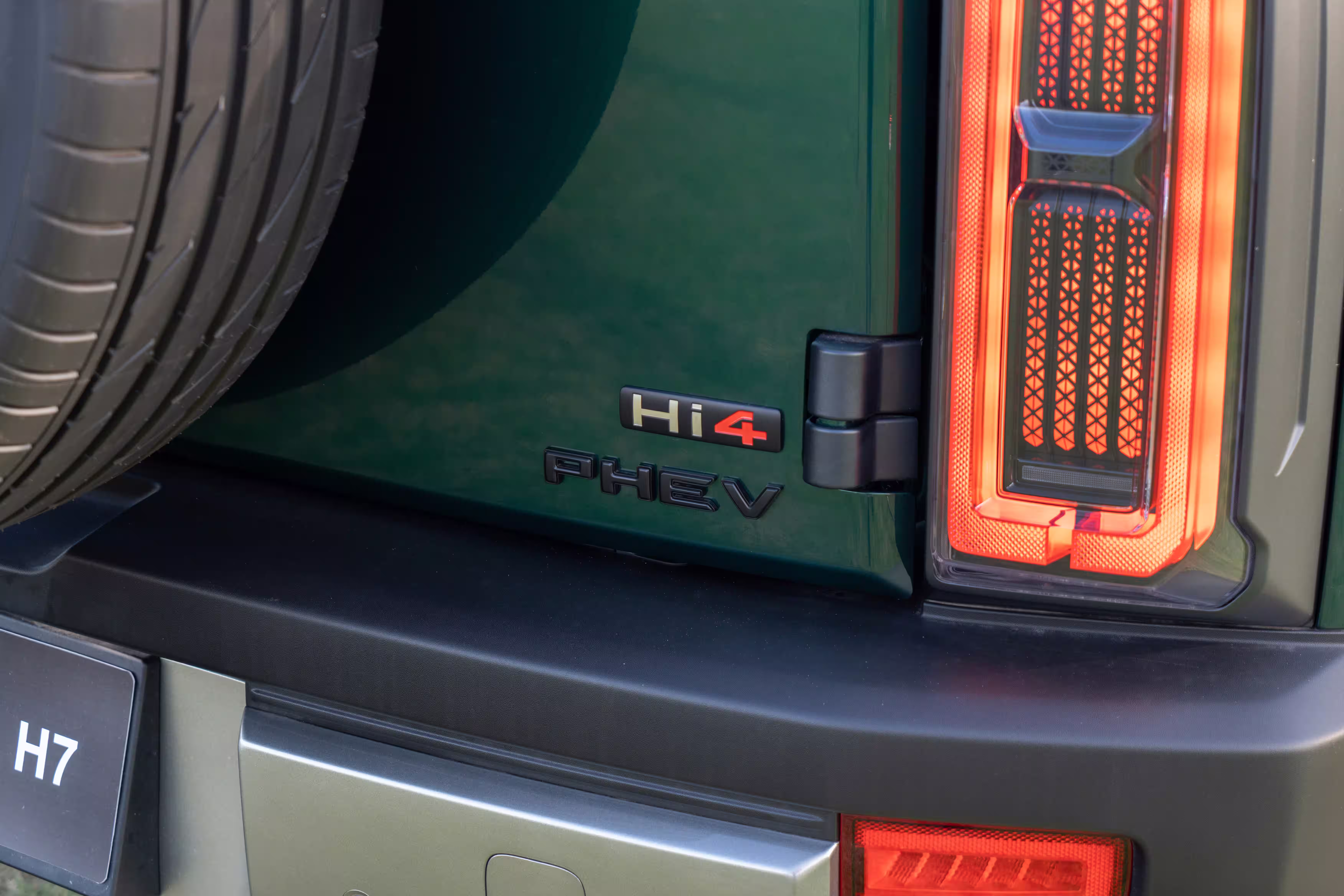 Foto de divulgação dos emblemas Hi4 e PHEV ao lado da lanterna traseira do Haval H7.