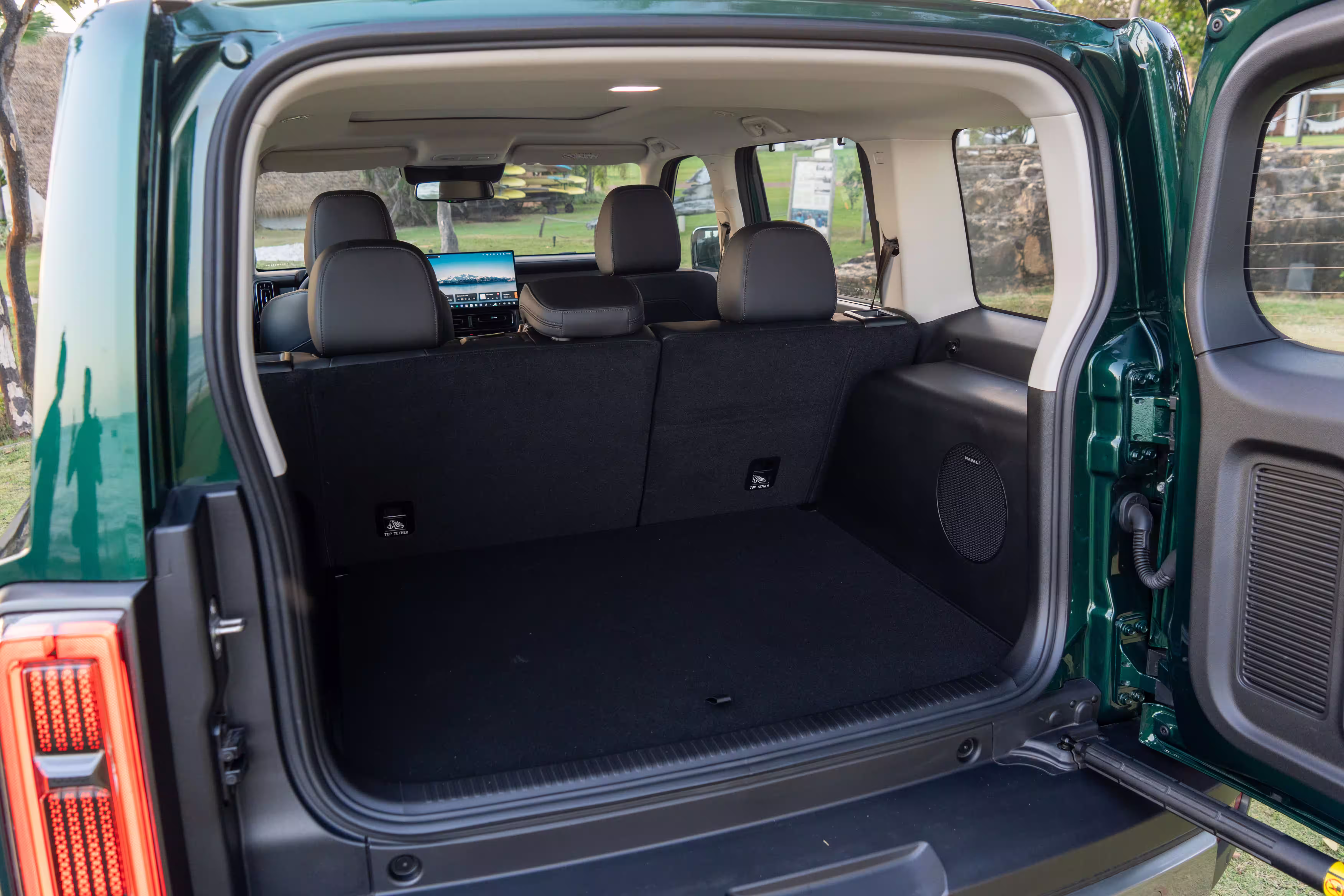 Foto de divulgação do porta-malas aberto do Haval H7, com a segunda fileira de bancos levantada.