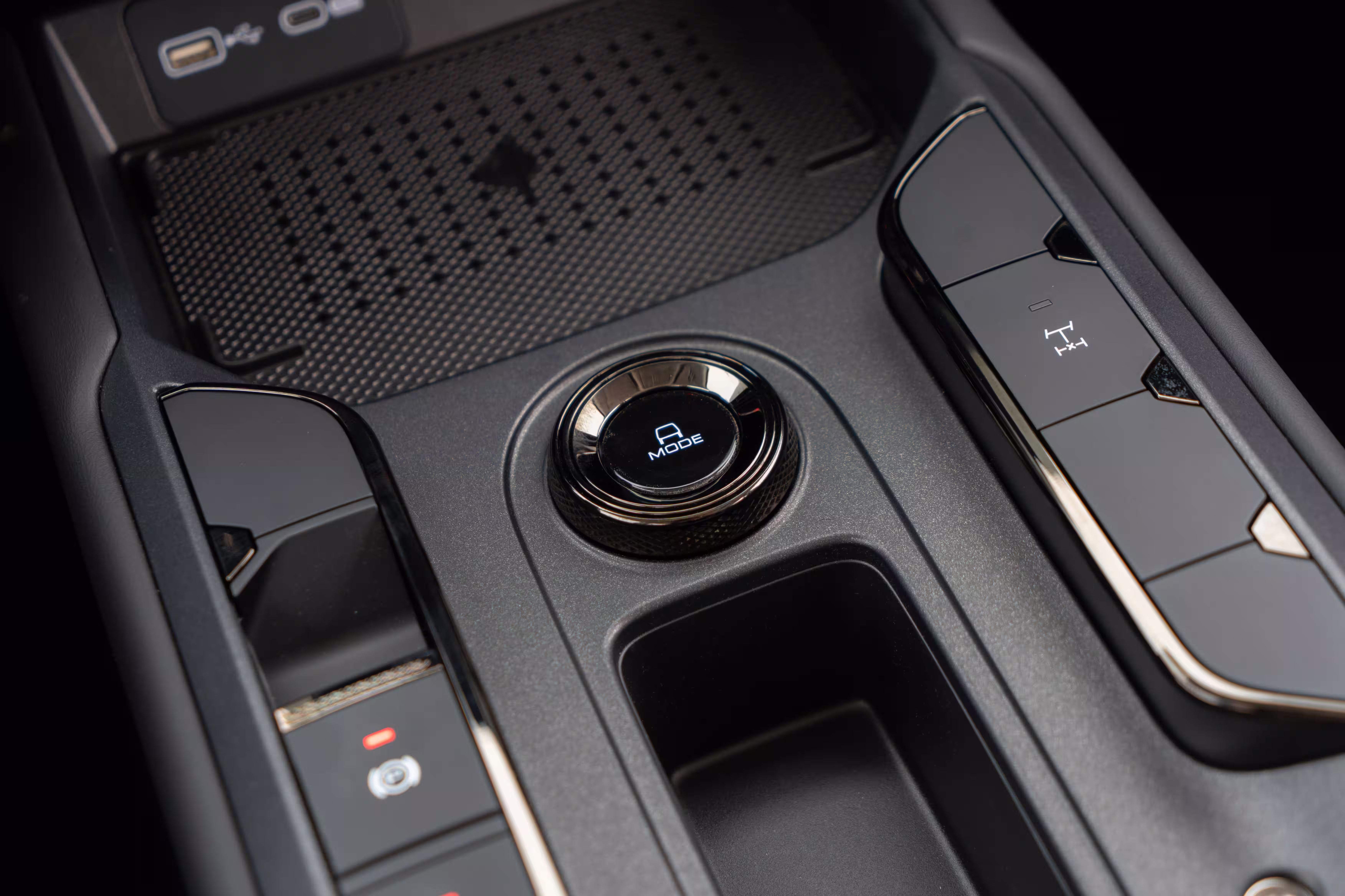 Foto de divulgação: Comando giratório e botões de tração no console central do Haval H7.