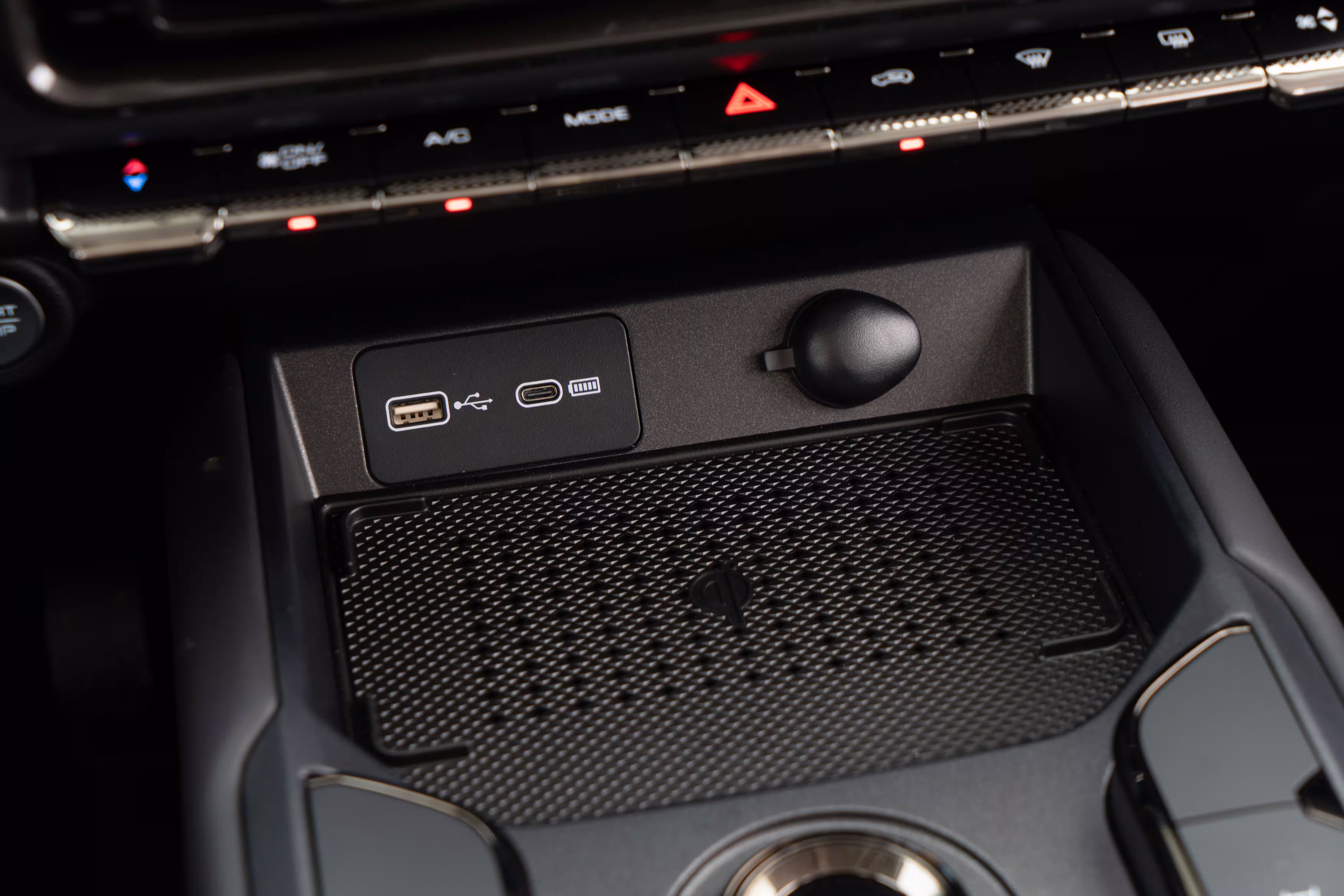 Foto de divulgação: Área de apoio do telefone no console do Haval H7, abaixo de conexões USB.