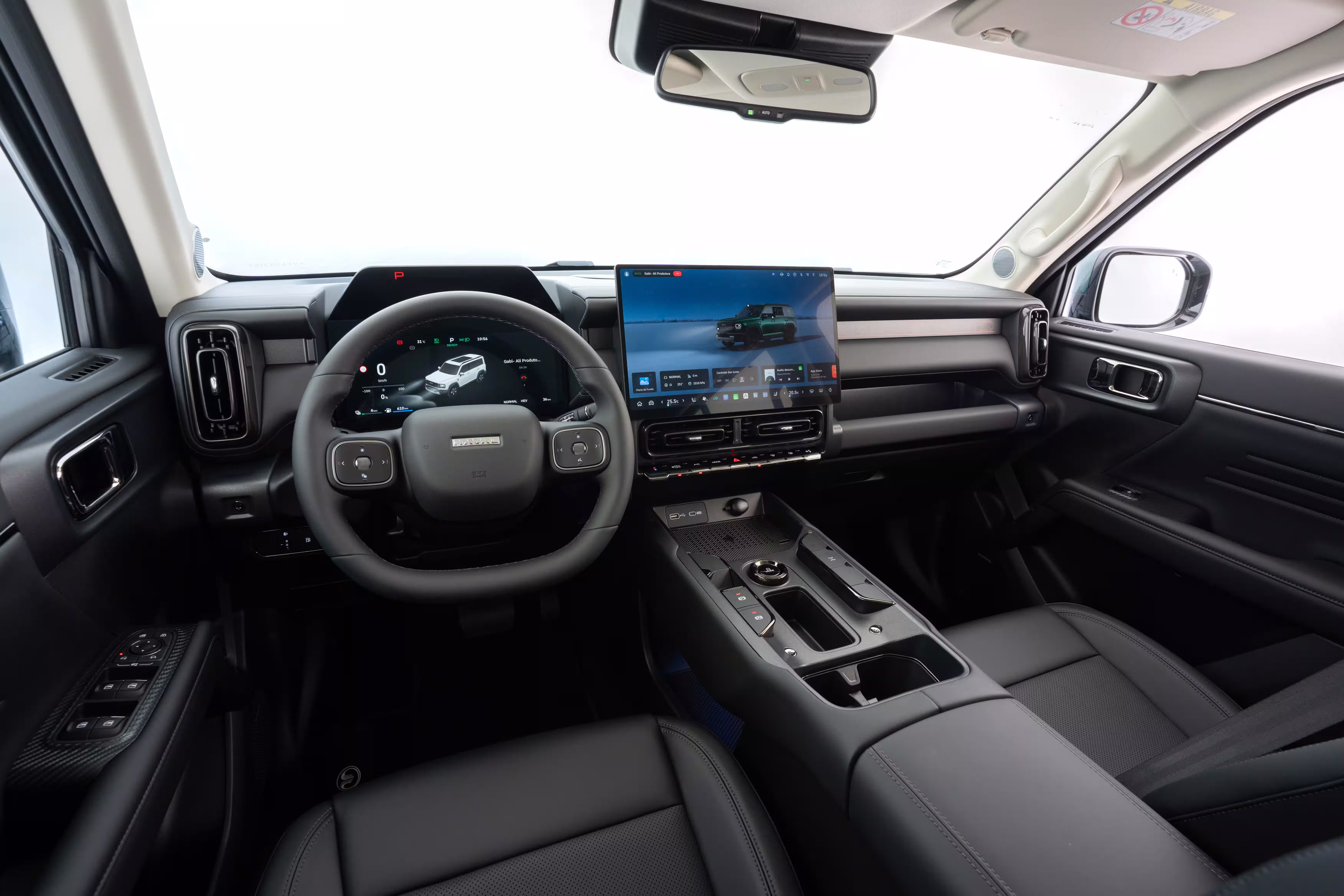 Foto de divulgação: Vista ampla da cabine preta do Haval H7 com volante, telas e console central.