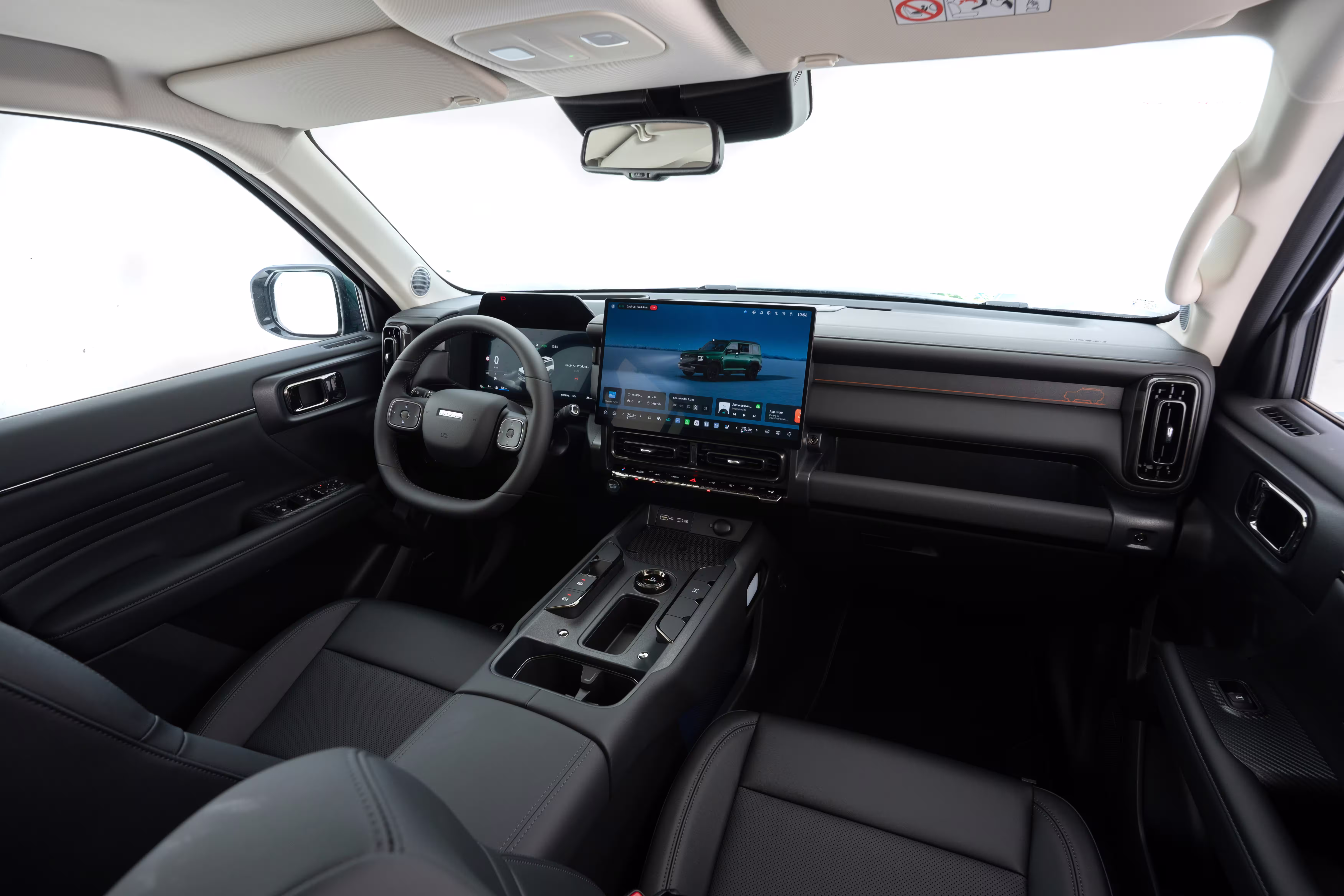 Foto de divulgação: Cabine preta do Haval H7 fotografada a partir do lado do passageiro dianteiro.