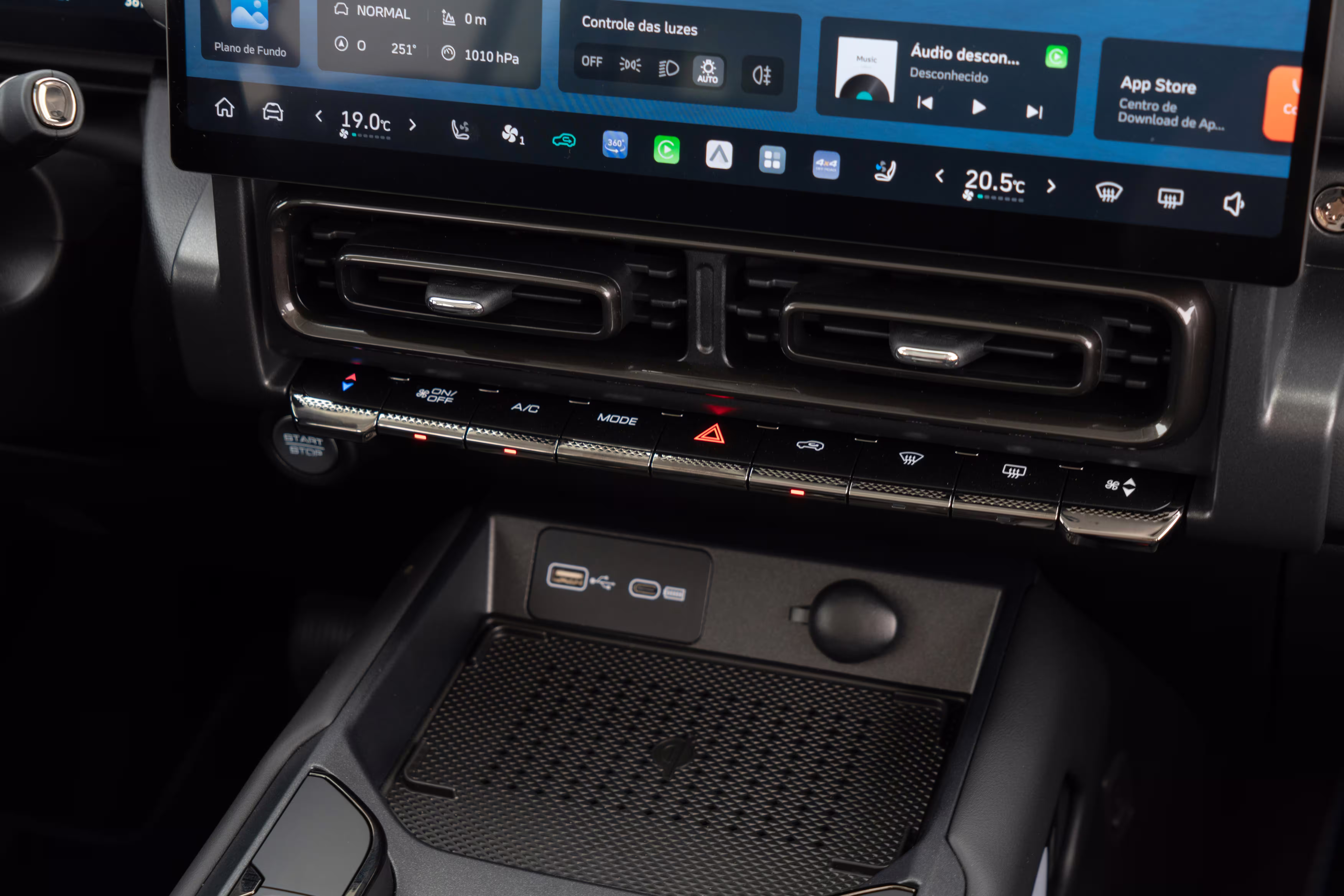 Foto de divulgação: Saídas centrais de ar e comandos físicos de climatização abaixo da tela do Haval H7.