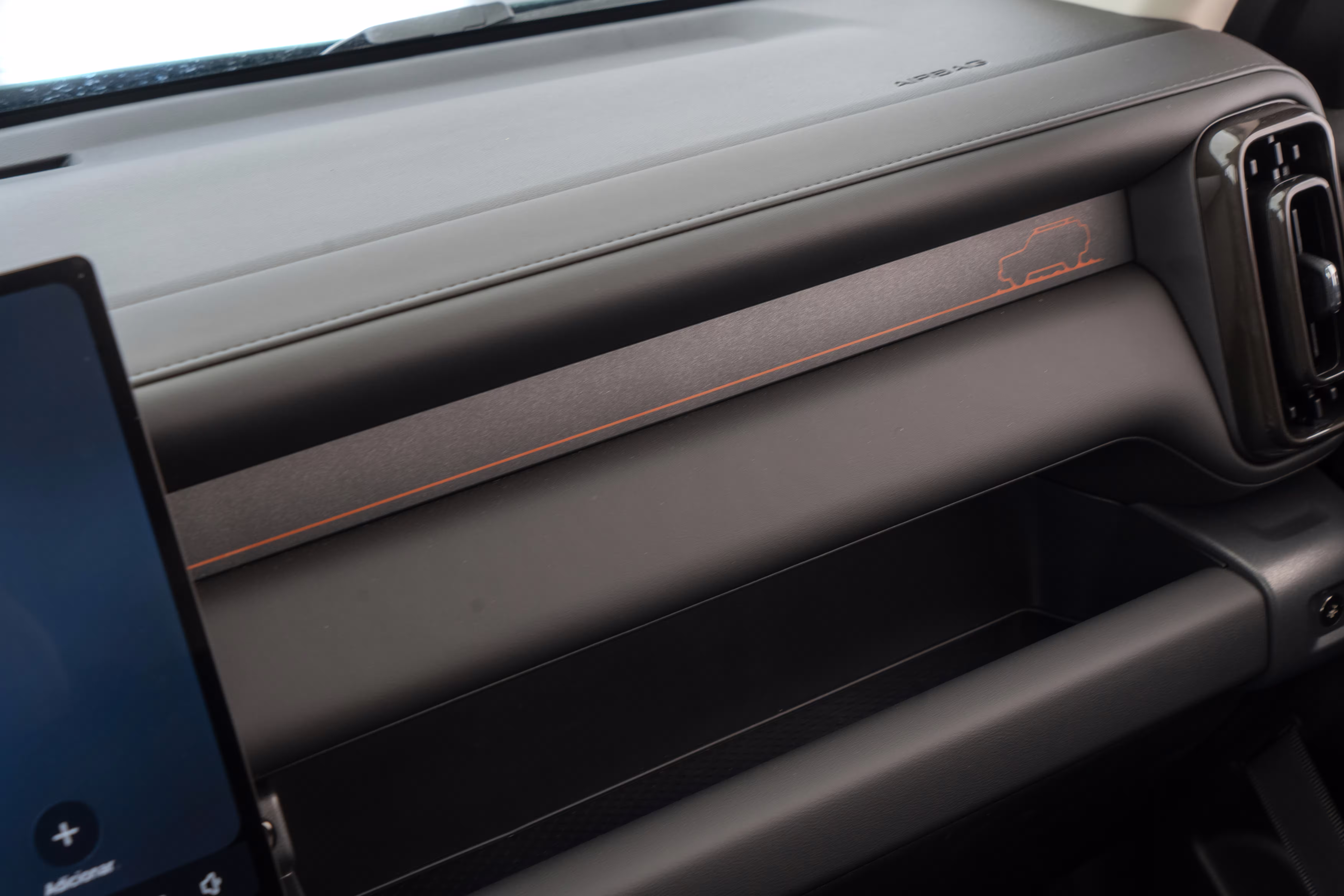 Foto de divulgação: Acabamento do painel do Haval H7 no lado do passageiro, com faixa horizontal e saída de ar.