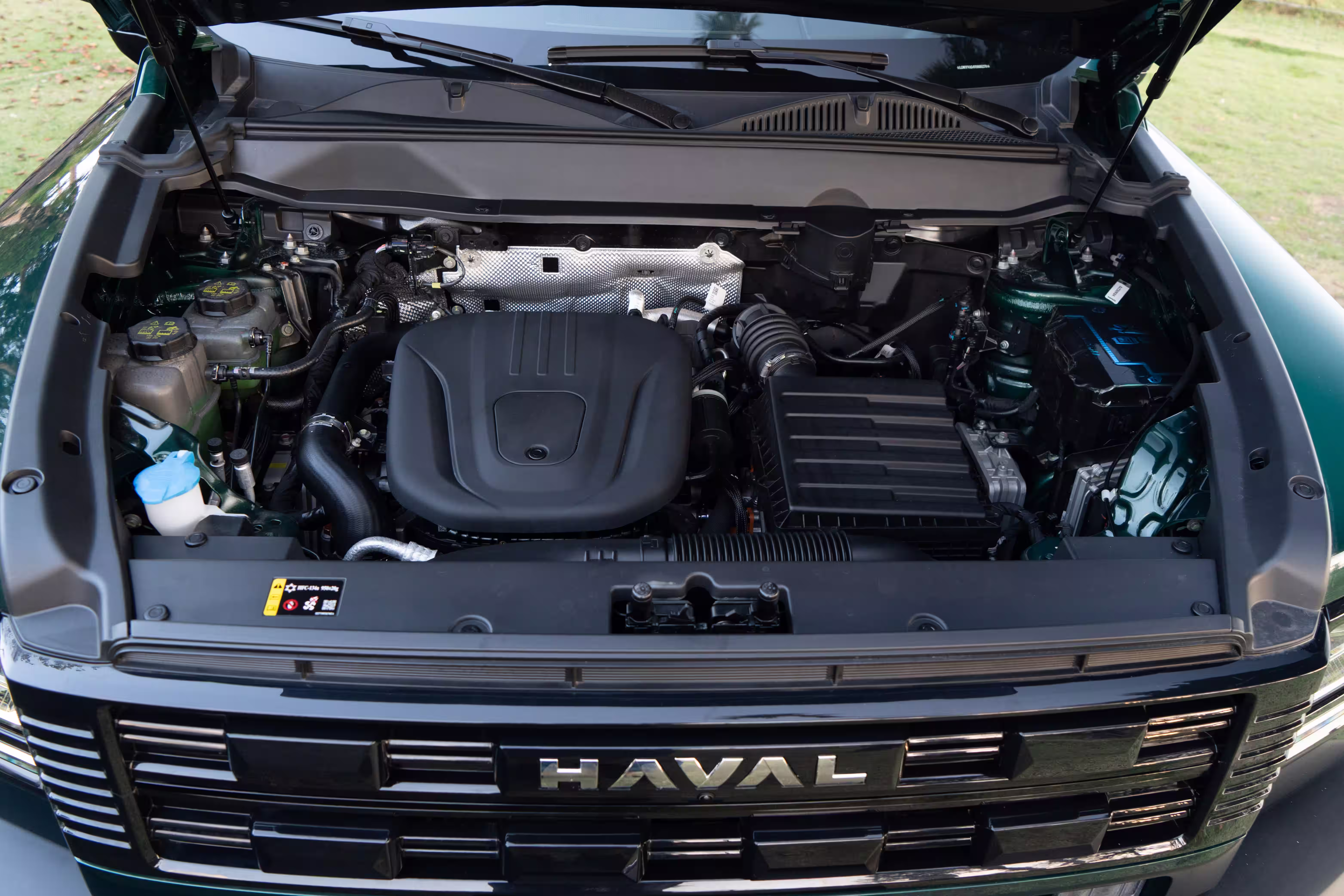 Foto de divulgação do compartimento do motor do Haval H7 com o capô aberto.
