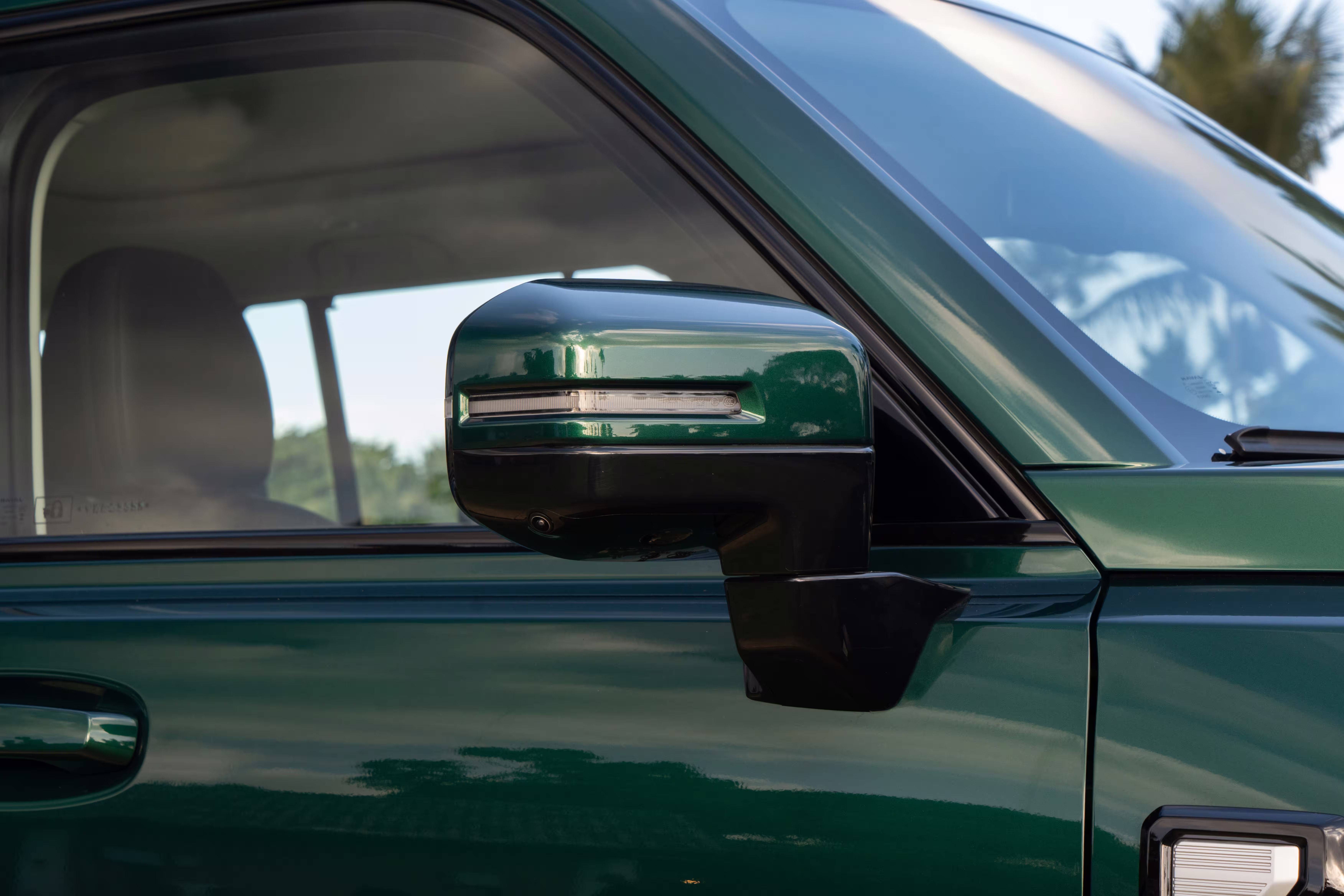 Foto de divulgação: Retrovisor externo verde do Haval H7 e parte da porta dianteira.