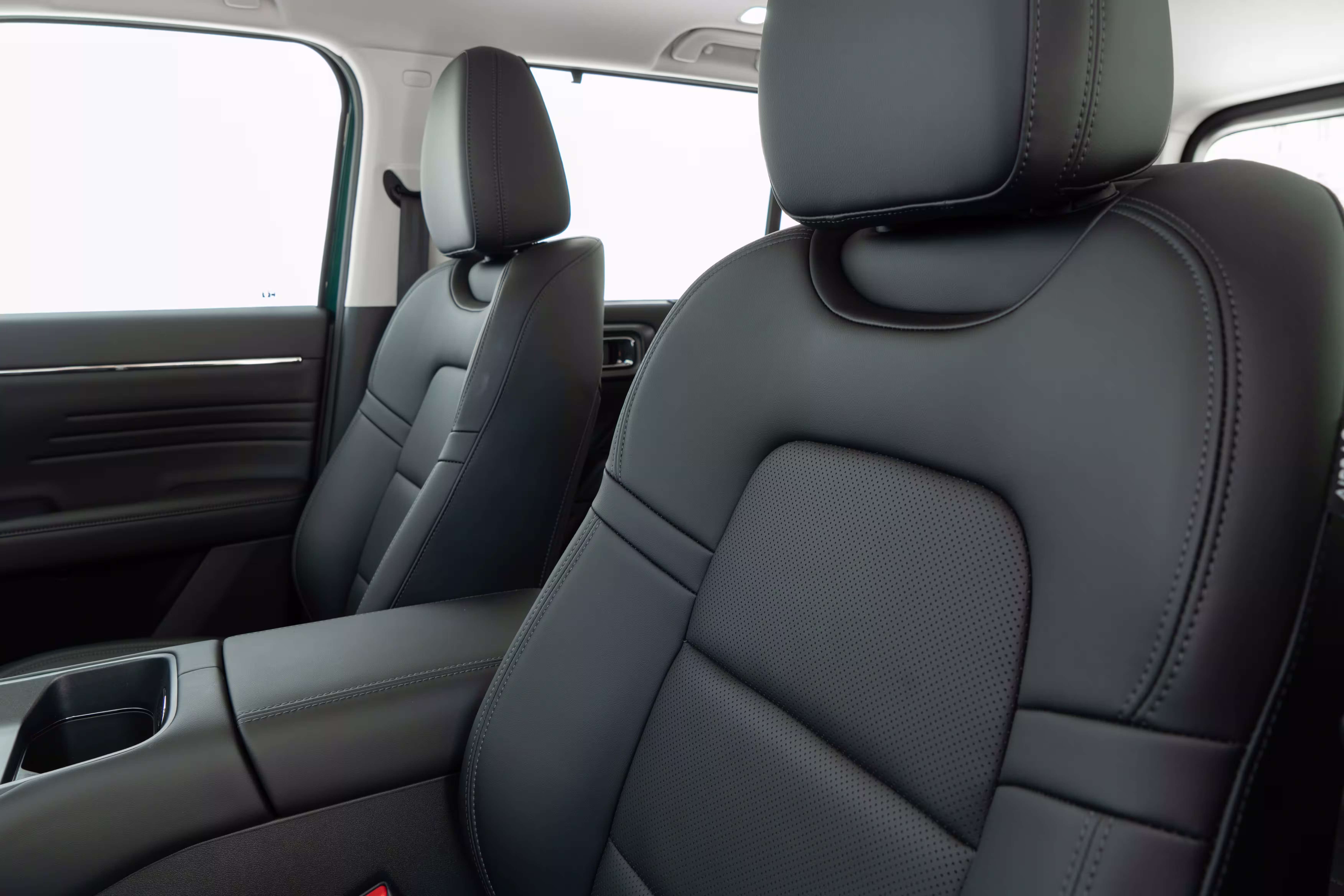 Foto de divulgação dos encostos e apoios de cabeça dos bancos dianteiros pretos do Haval H7.