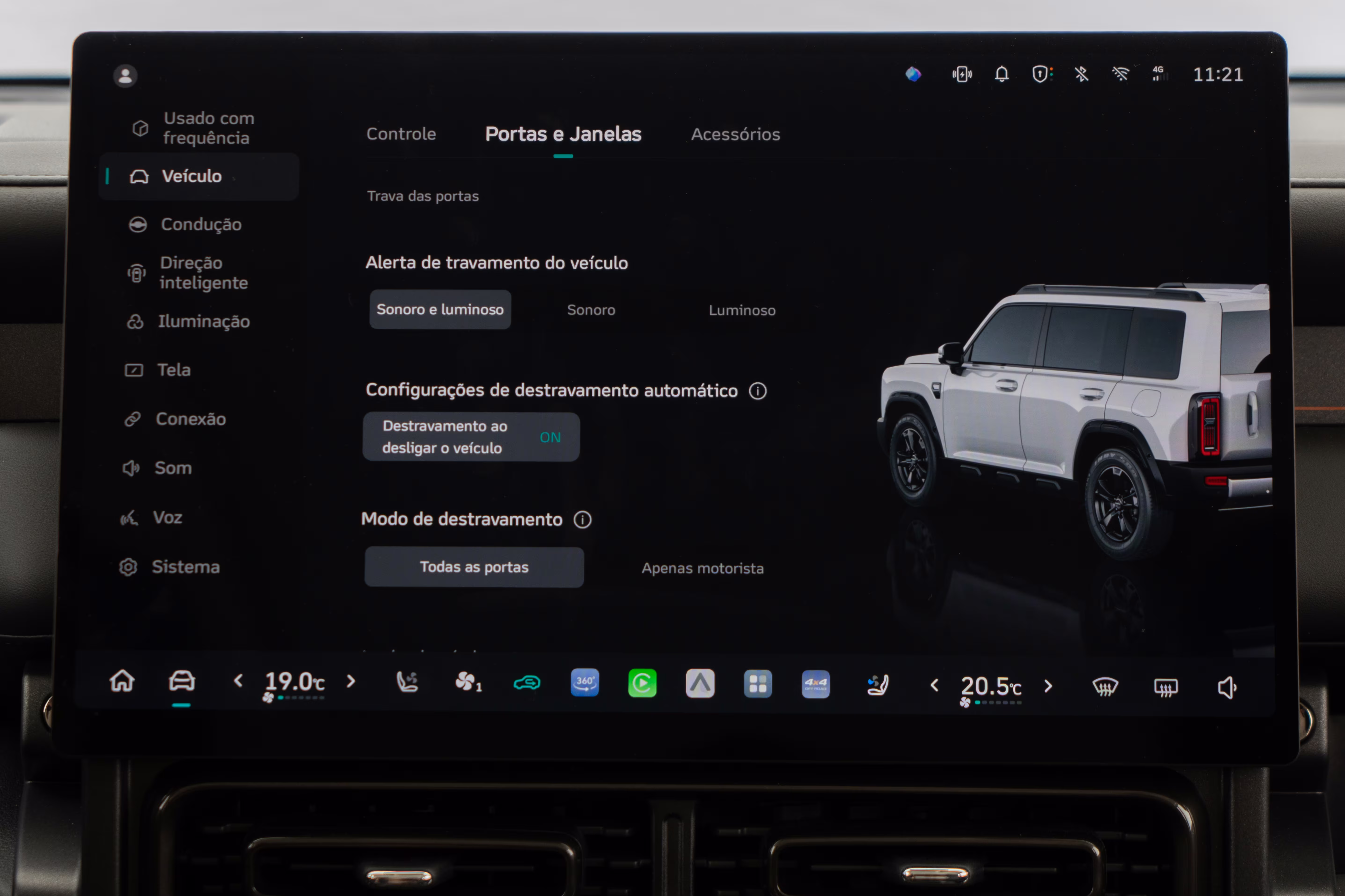 Foto de divulgação: Tela de ajustes de portas e travamento do Haval H7.