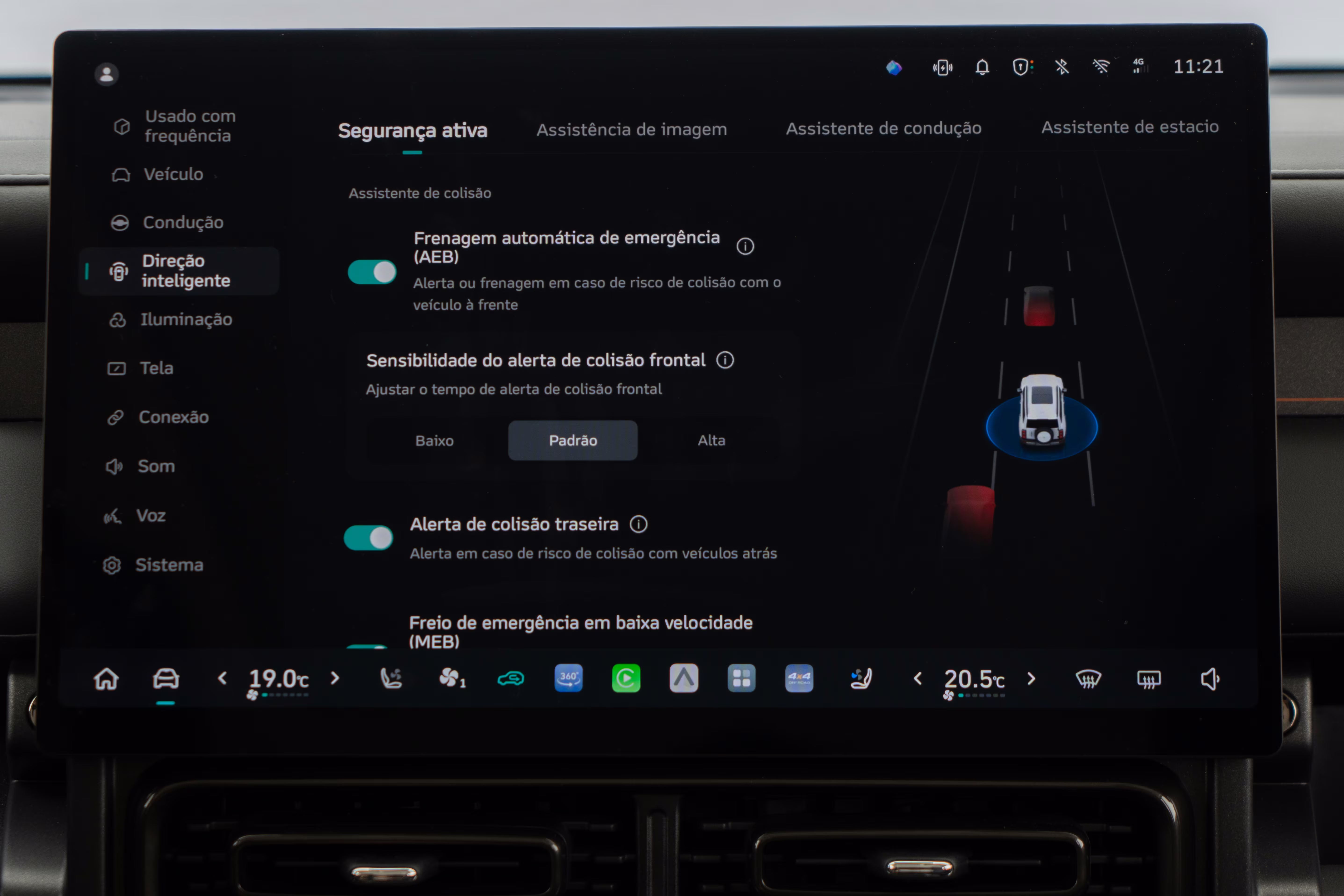 Foto de divulgação: Menu de segurança ativa do Haval H7 com ajustes de alertas e frenagem.