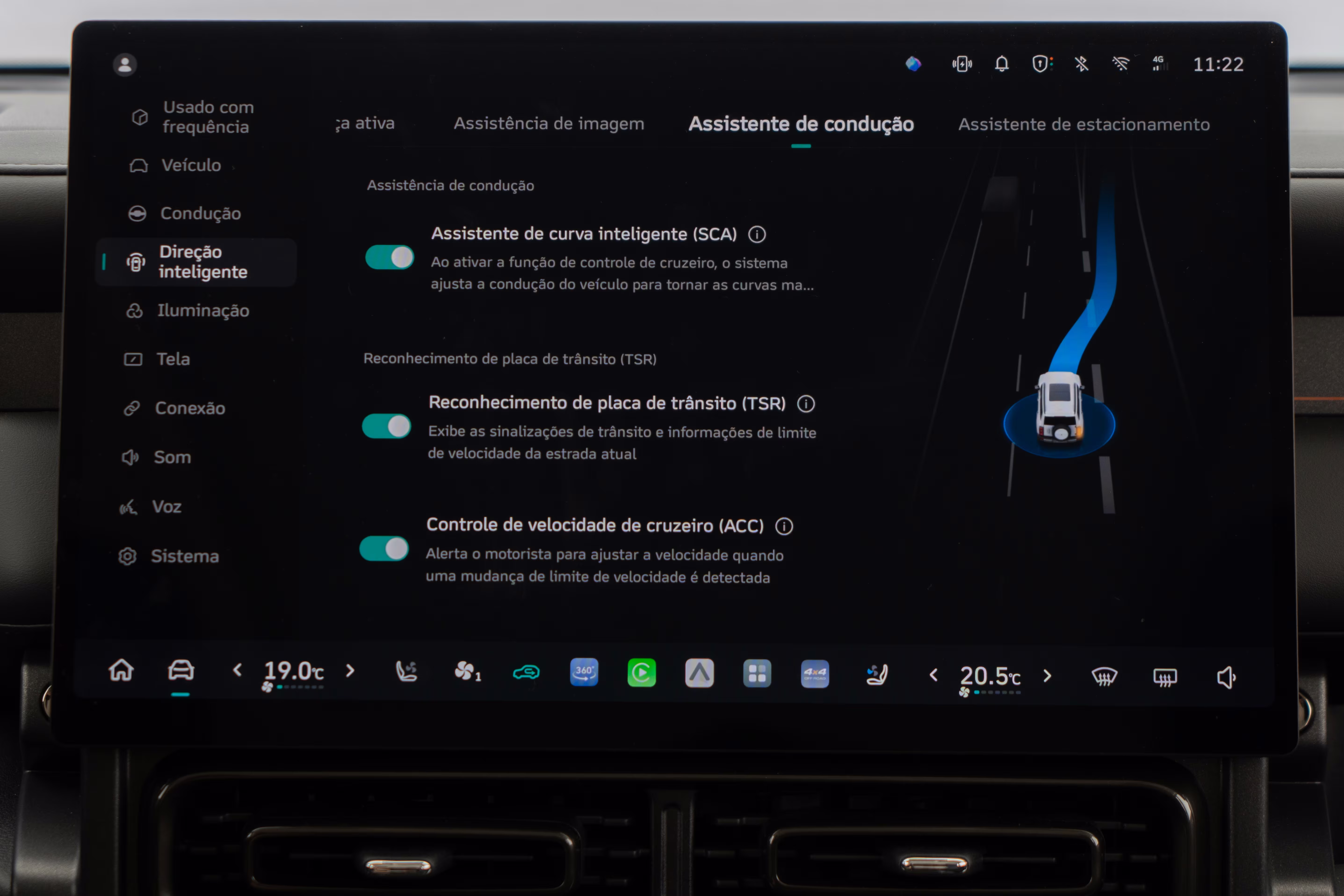 Foto de divulgação: Menu de assistência de condução do Haval H7 com funções de cruzeiro e leitura de sinalização.