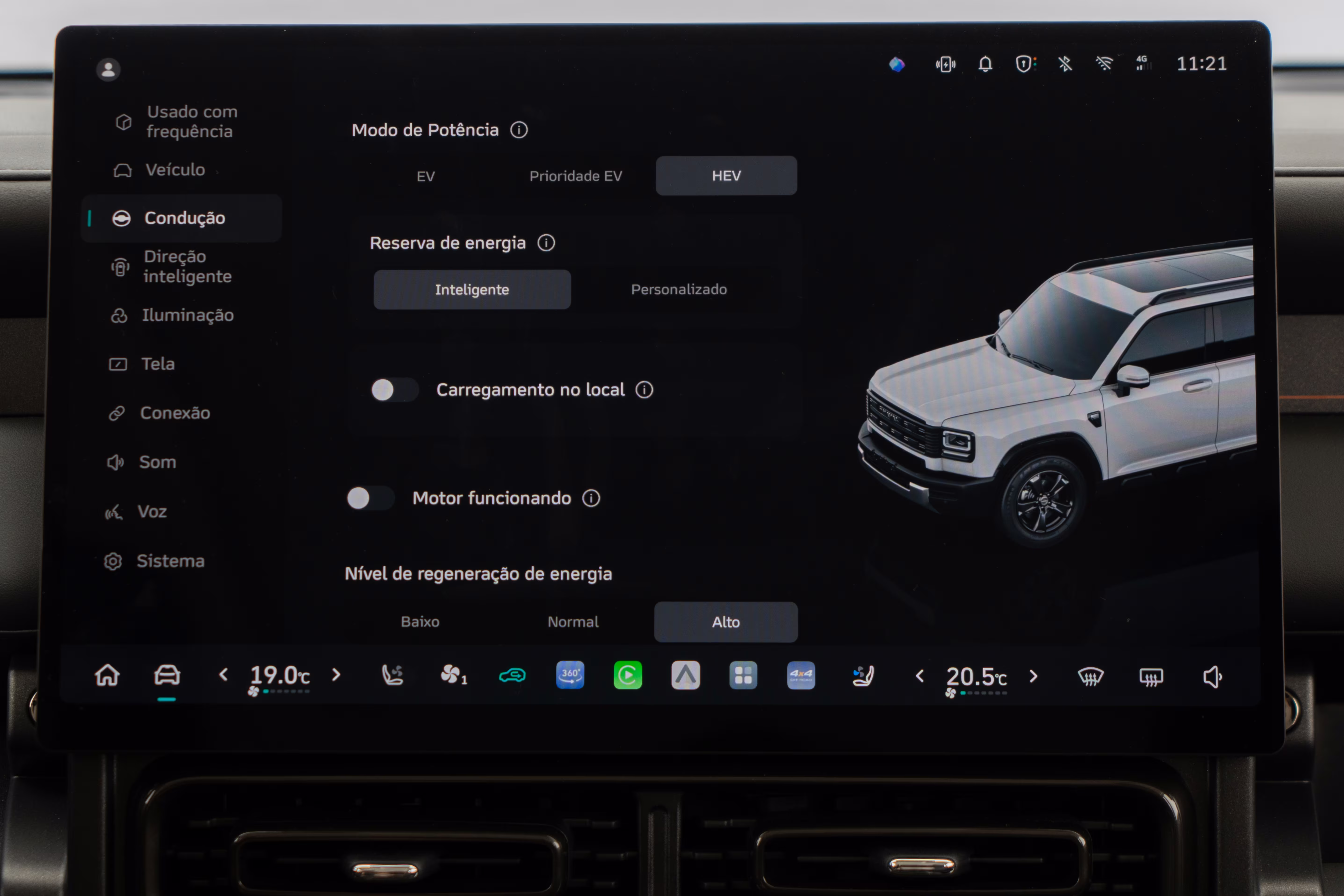 Foto de divulgação da central do Haval H7 mostrando modos EV, Prioridade EV e HEV.