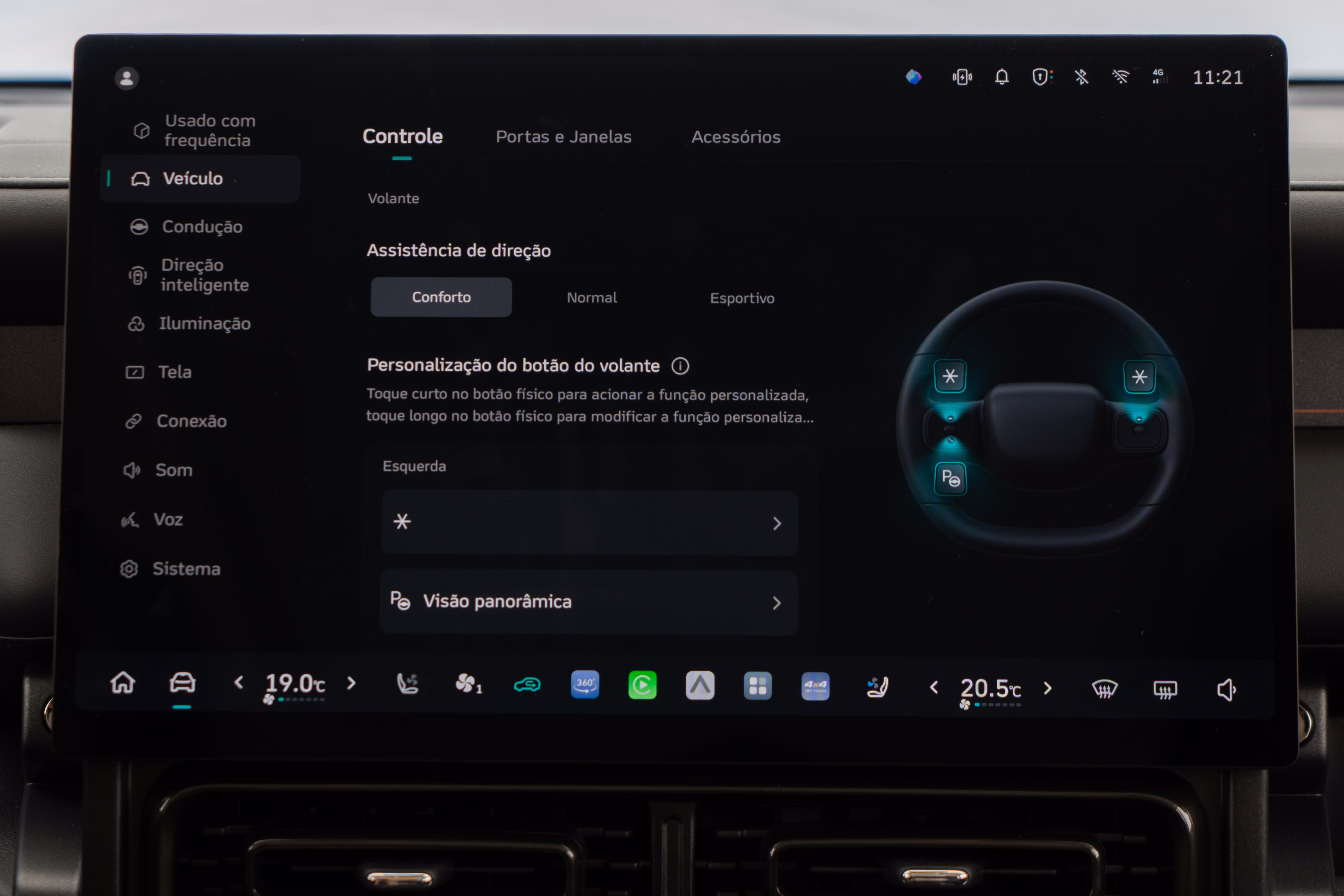Foto de divulgação: Tela de controle do veículo e personalização de comandos do volante do Haval H7.