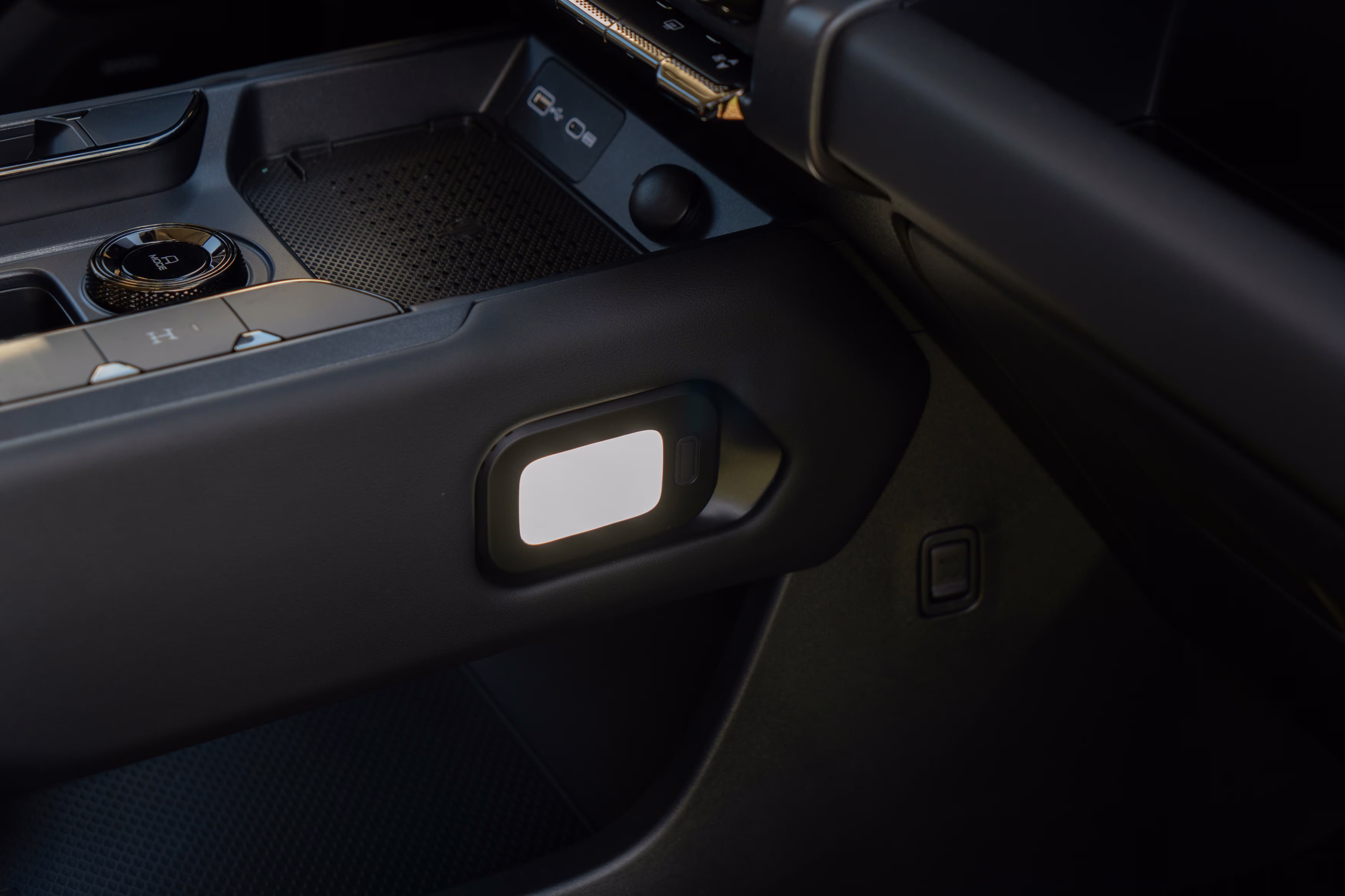 Foto de divulgação da luz de acampamento acesa e instalada na lateral do console do Haval H7.