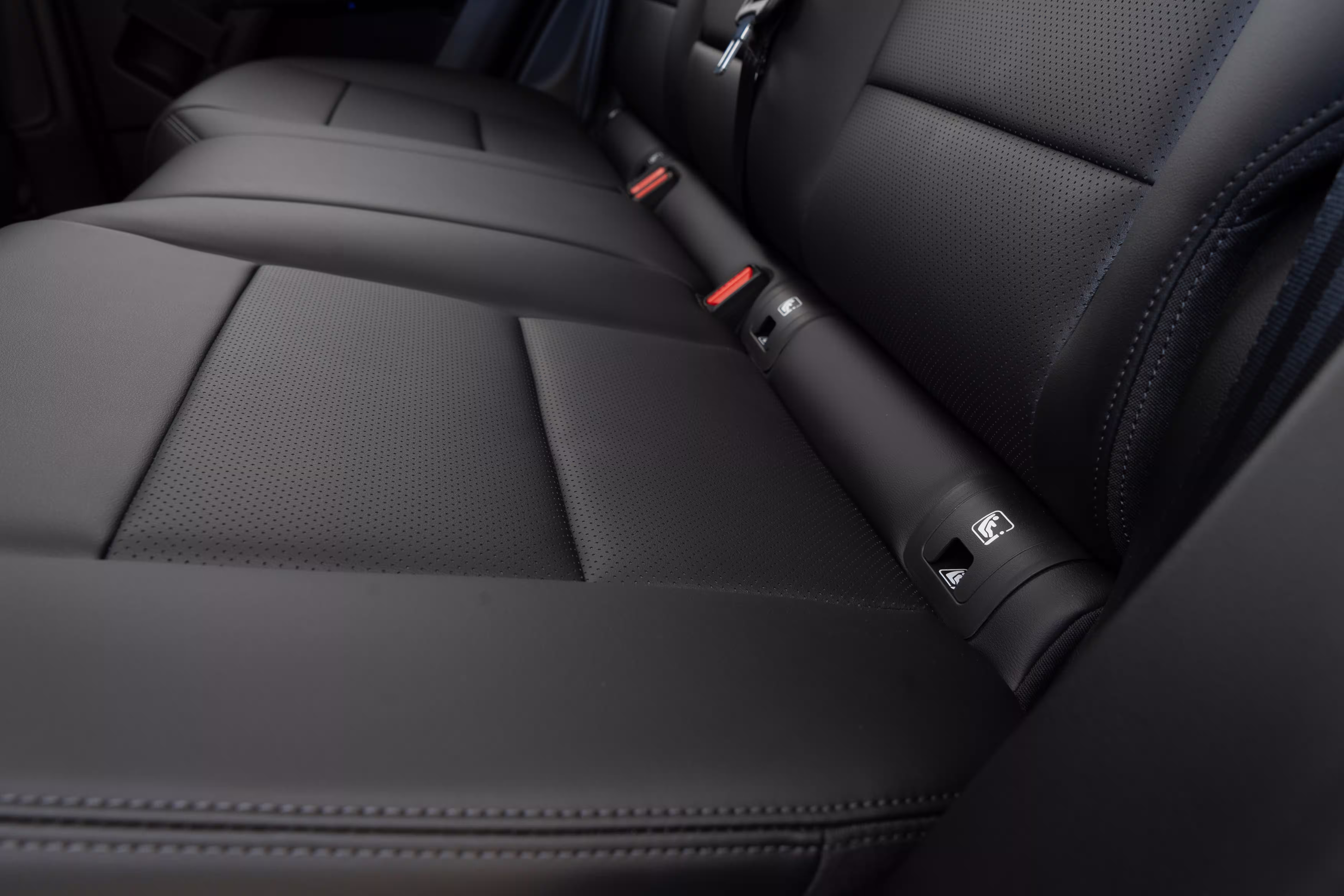 Foto de divulgação: Assento traseiro do Haval H7 com cintos e fivelas visíveis.