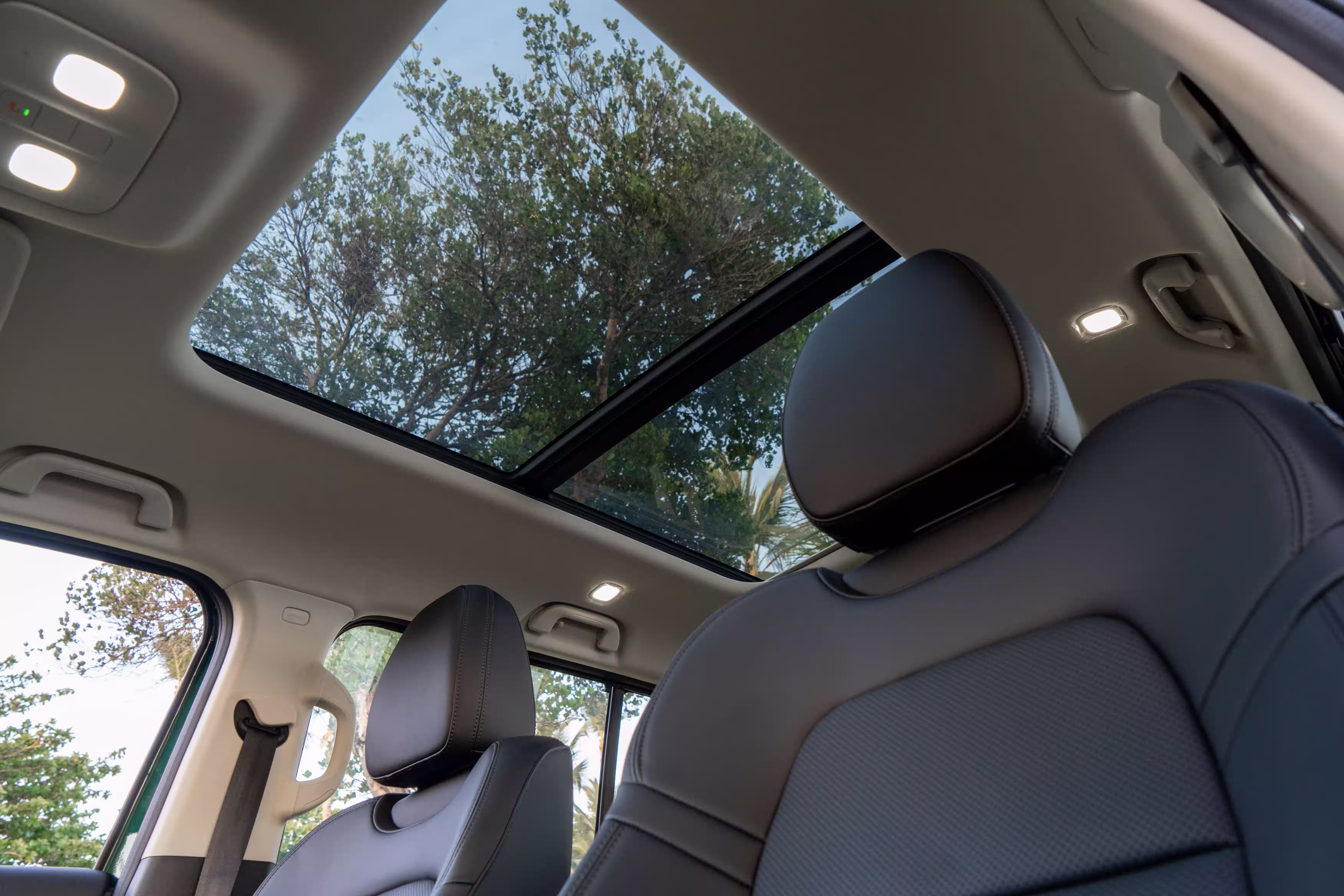 Foto de divulgação do teto solar panorâmico do Haval H7 visto de dentro da cabine.