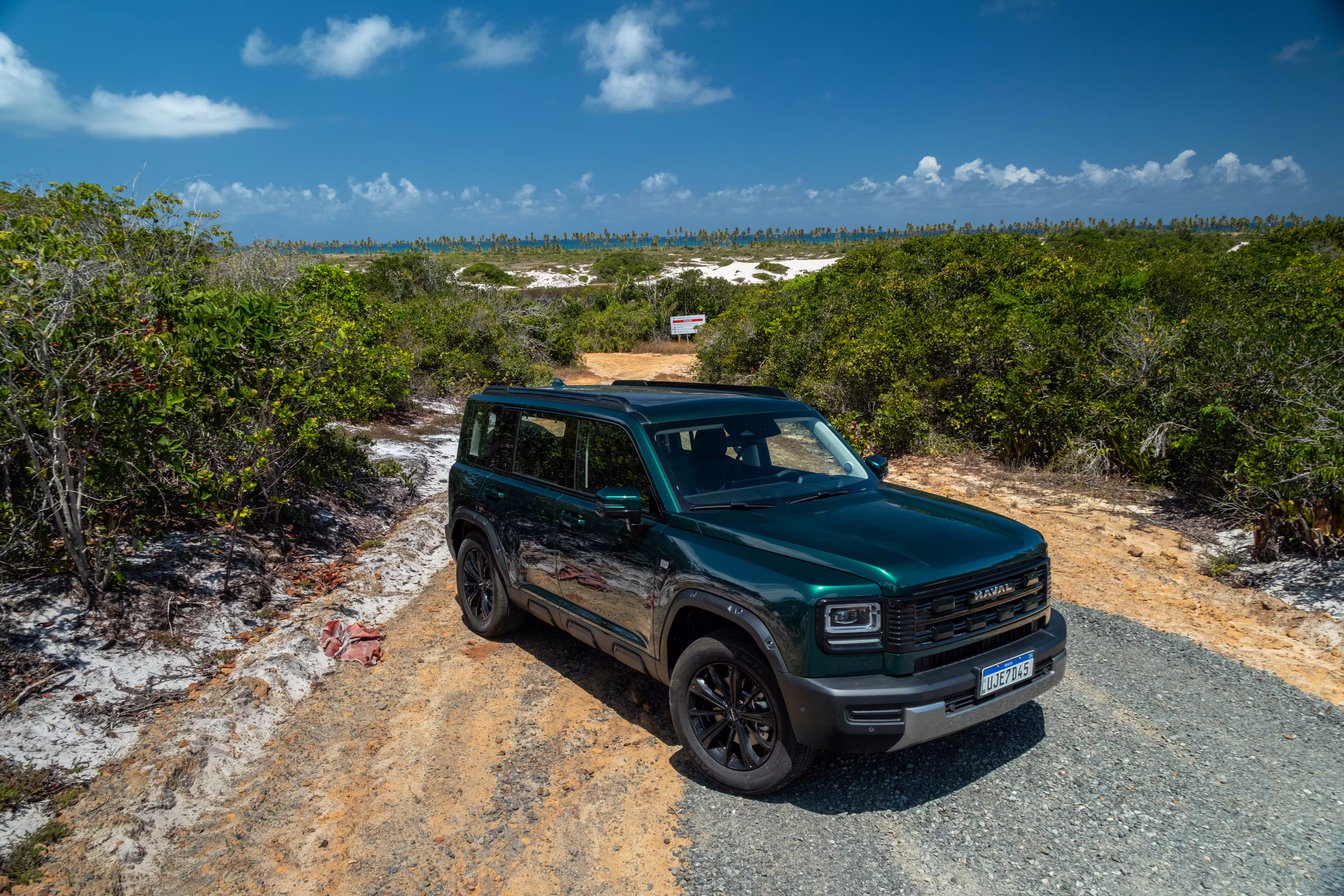 Foto de divulgação: Haval H7 verde parado em estrada de terra, fotografado de cima em três quartos dianteiros.
